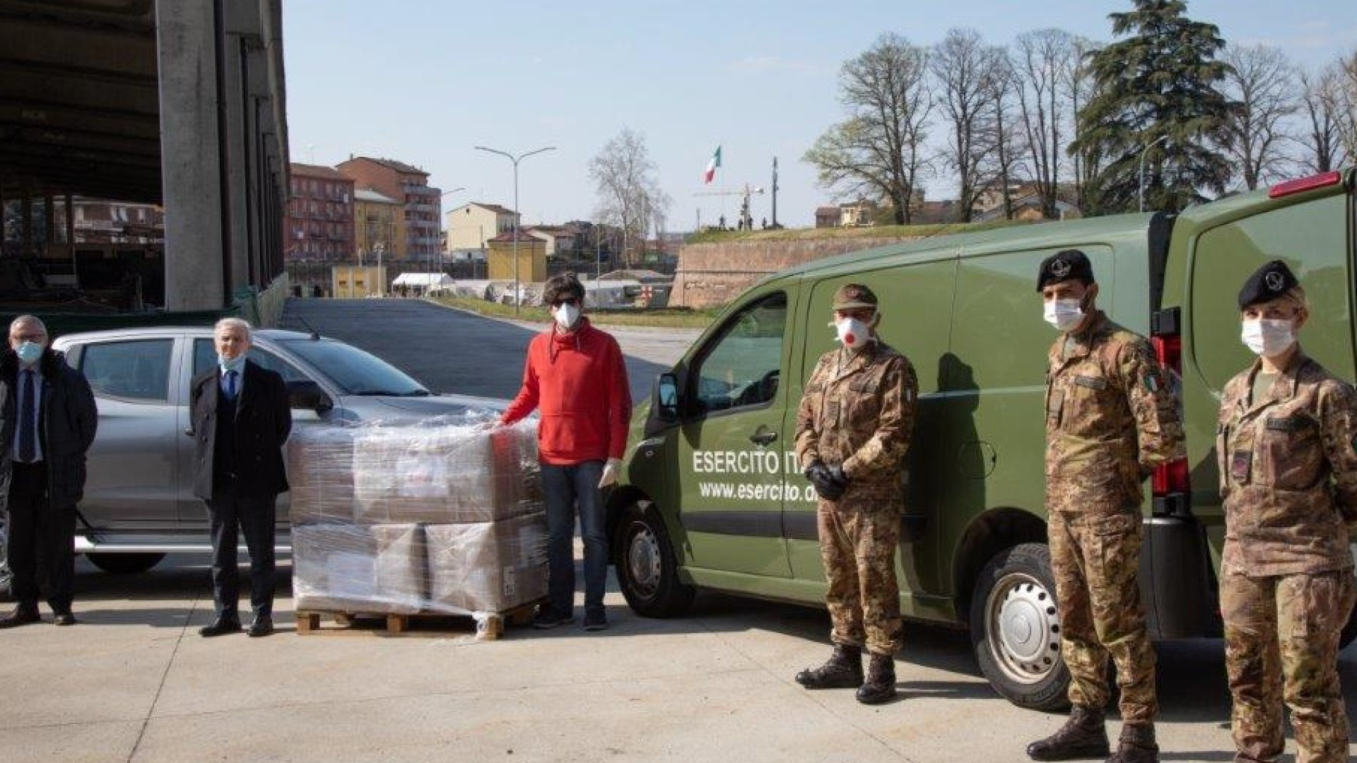 Cordata di imprenditori fa squadra e dona 120mila mascherine e 2mila camici