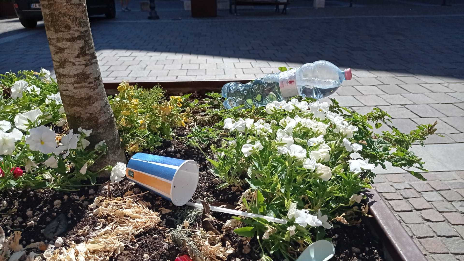 Castel San Giovanni, baristi esasperati. Banda di ragazzi vandalizza tavoli e sedie