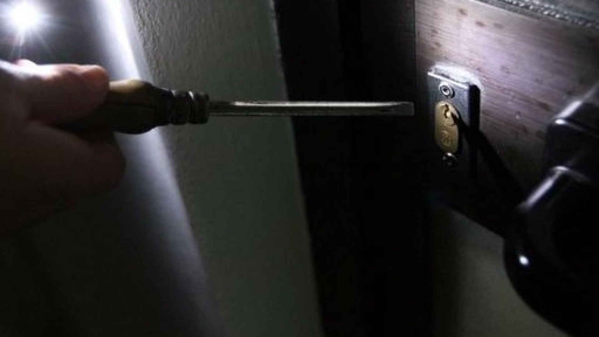 Fiorenzuola, ladro in tabaccheria: l'inquilino lo sente e chiama i carabinieri