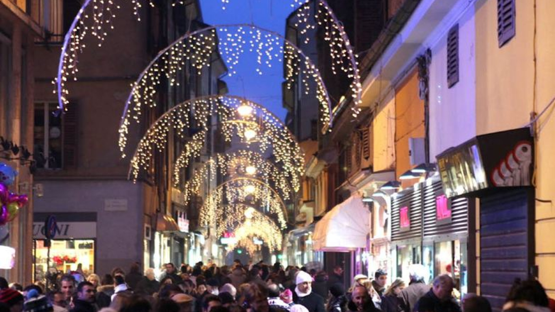 Piacenza si "accende" con le luminarie. Il 22 novembre festa in piazza Cavalli