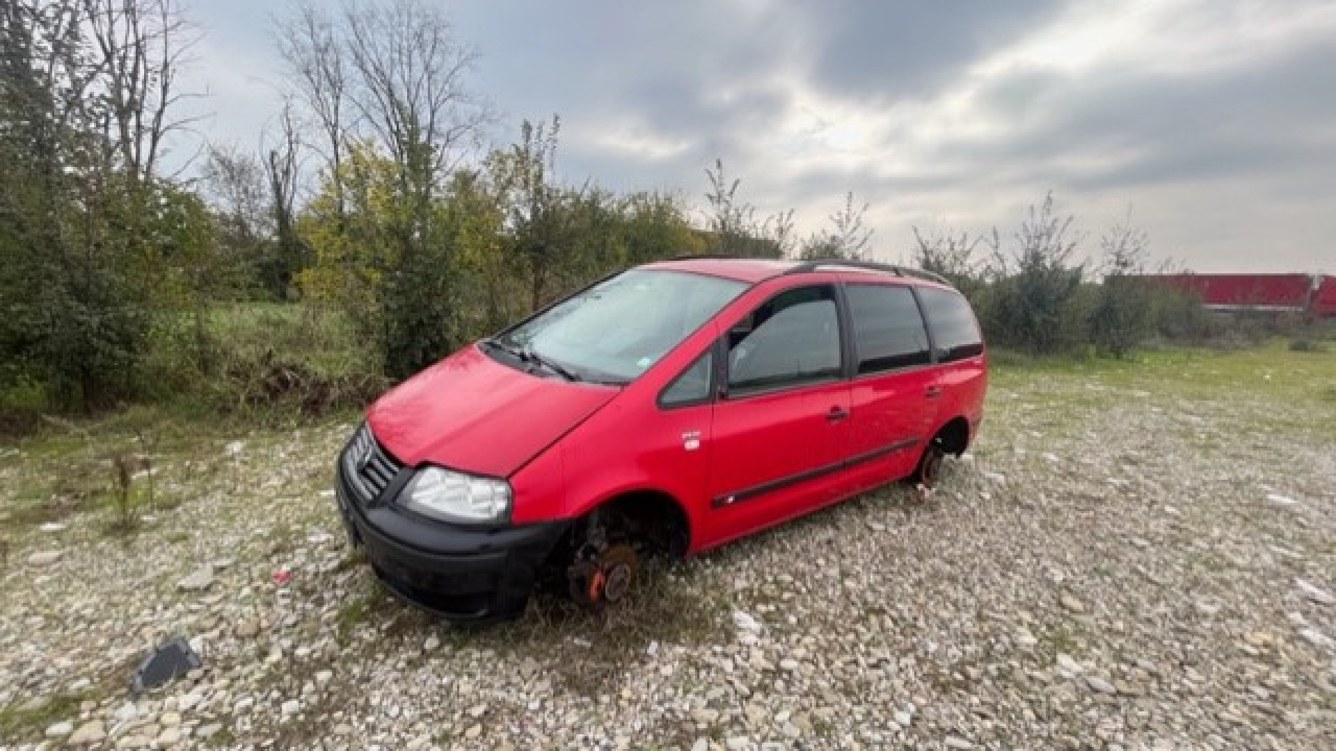 Un'auto abbandonata e tanta sporcizia, la terra di nessuno a pochi passi dalle abitazioni