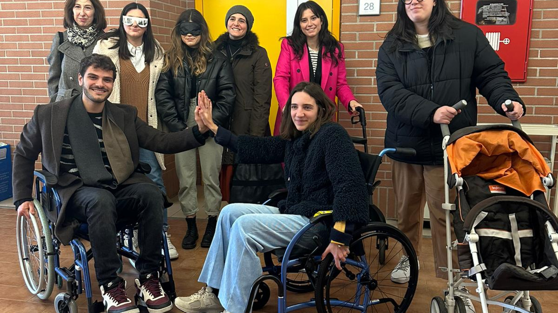 Con sedia e benda gli studenti affrontano le difficoltà di chi vive la disabilità