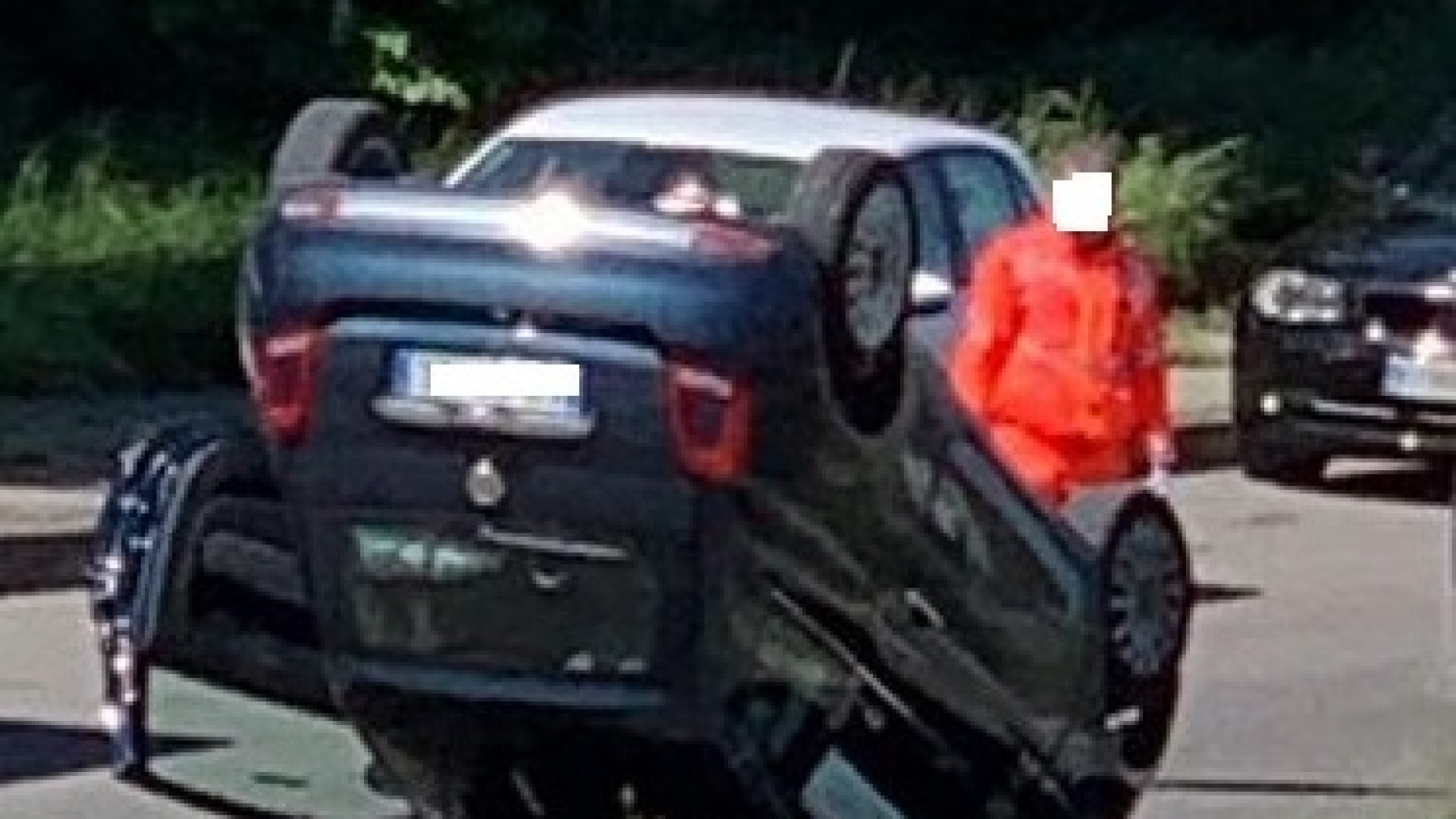 Auto centra un veicolo in sosta e si ribalta in mezzo alla strada
