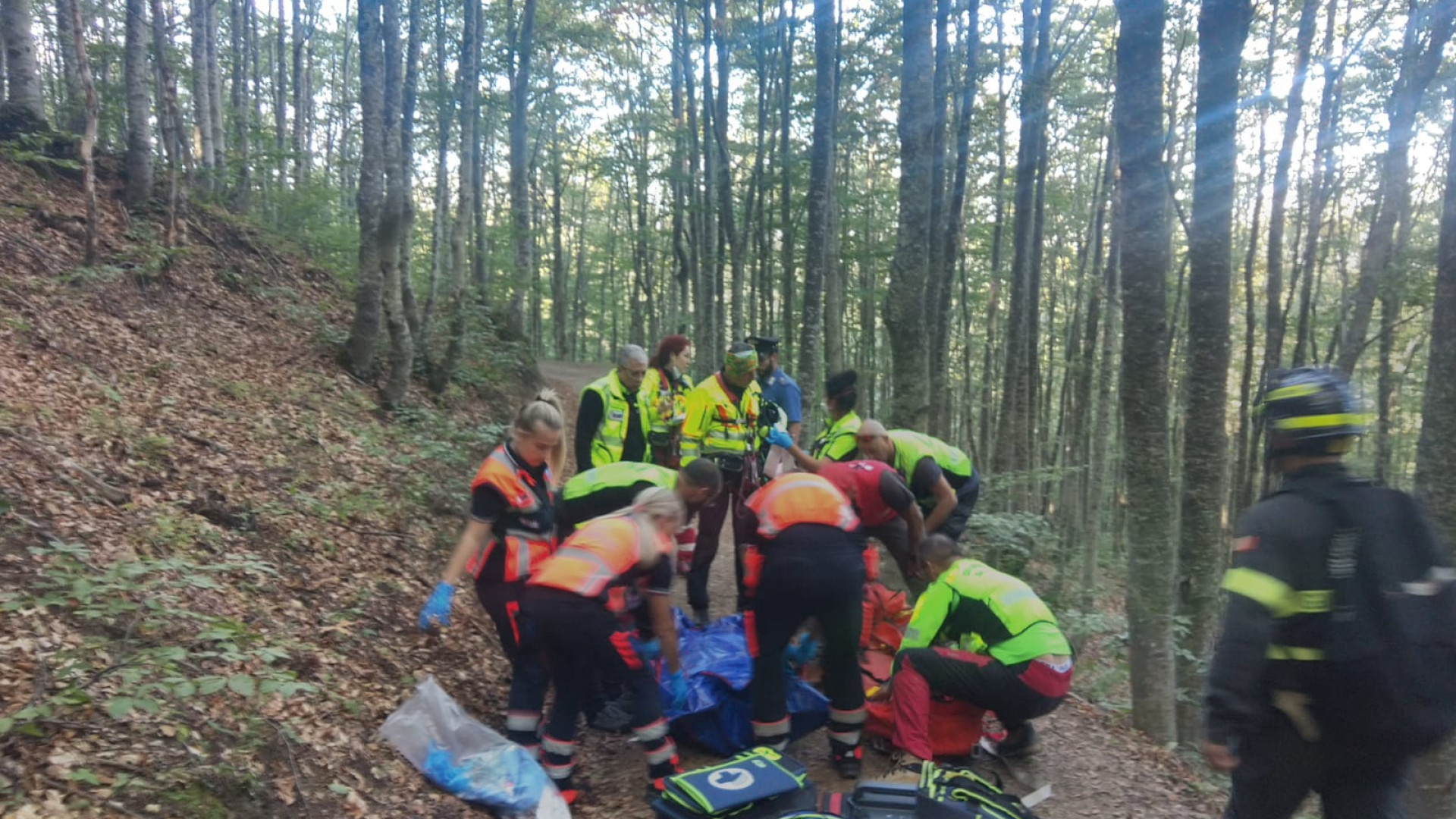 Malore durante la camminata per funghi: l'amico lancia l'allarme, inutili i soccorsi