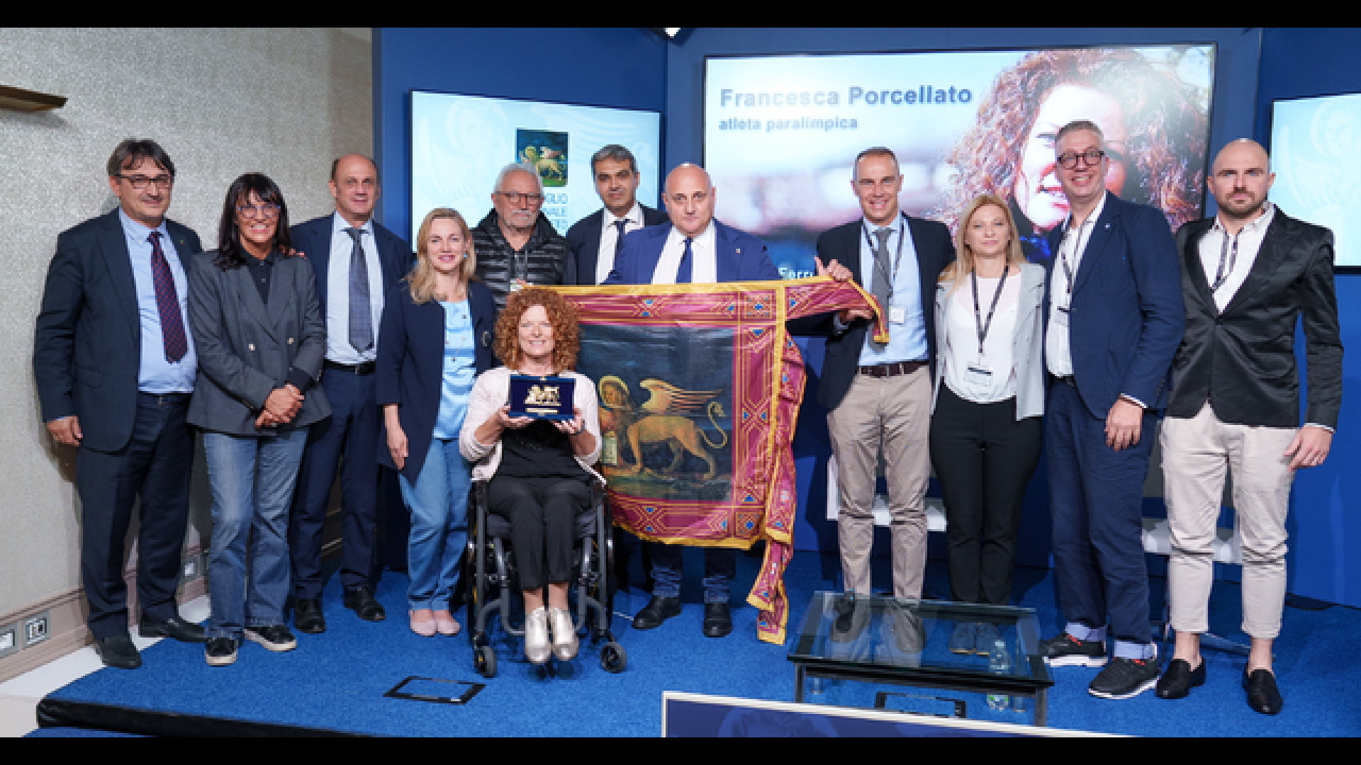 Consiglio Veneto omaggia atleta paralimpica Francesca Porcellato di una targa con Leone San Marco