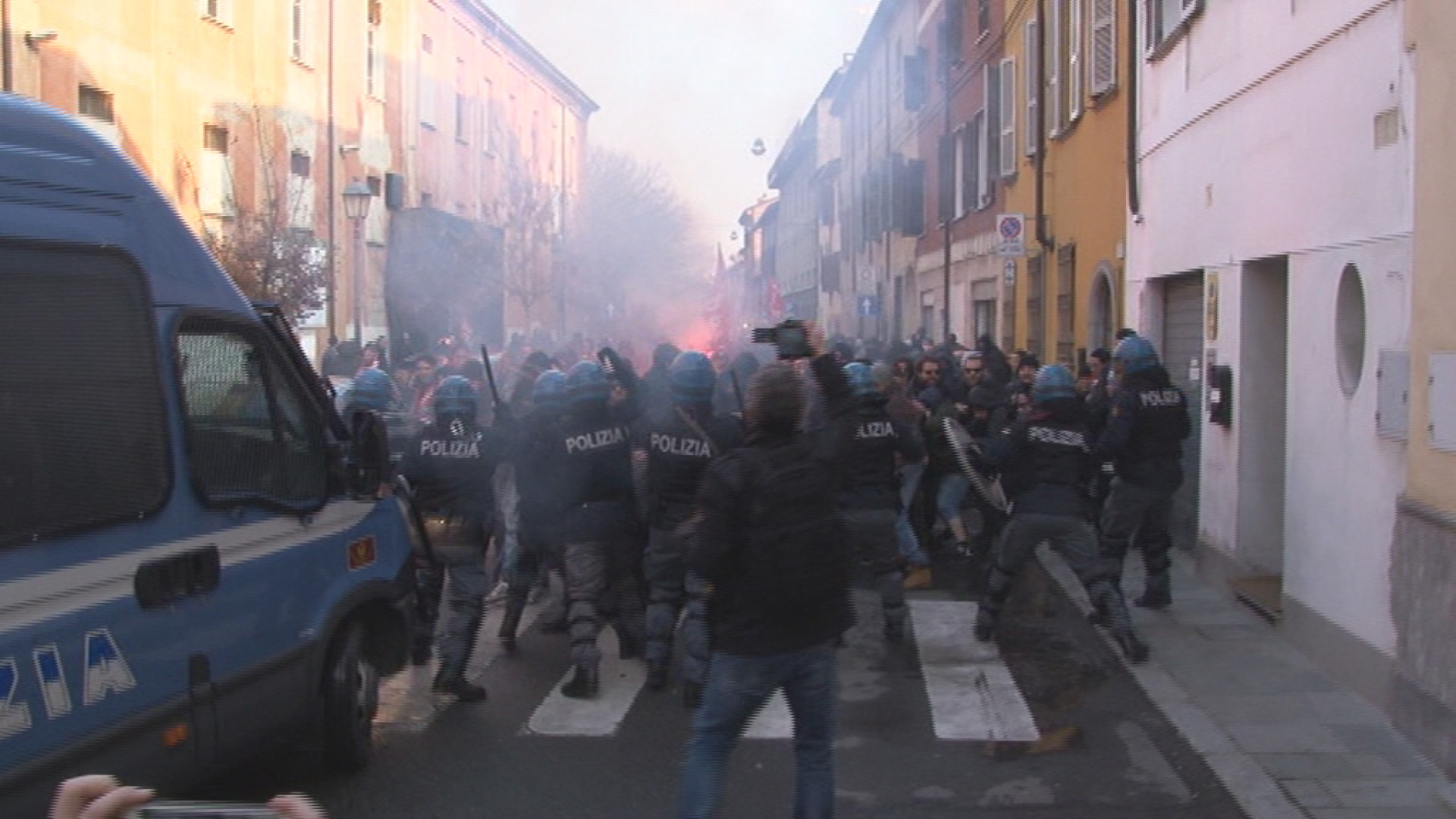 Scontri al corteo antifascista, fermato un torinese. Proseguono le indagini