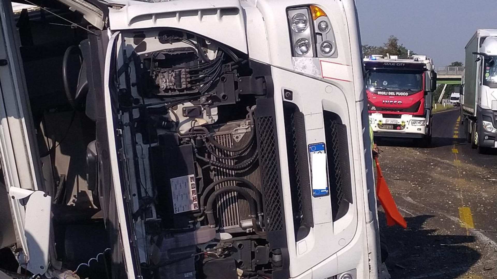 Camion ribaltato in A21 a Rottofreno, lievi ferite per l'autista. Disagi al traffico