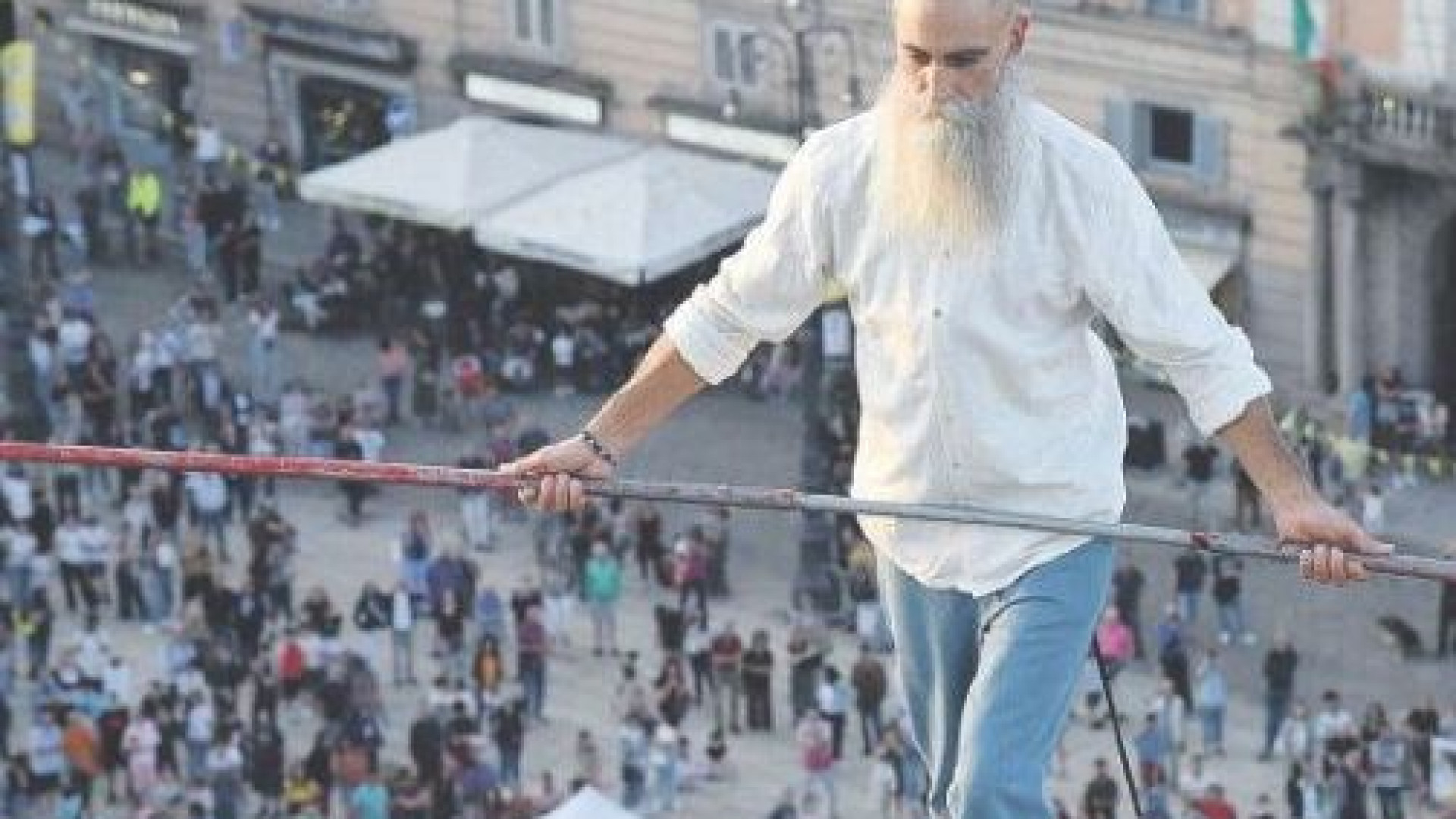 Spettacolo mozzafiato in piazza Cavalli con la "passeggiata" a 40 metri