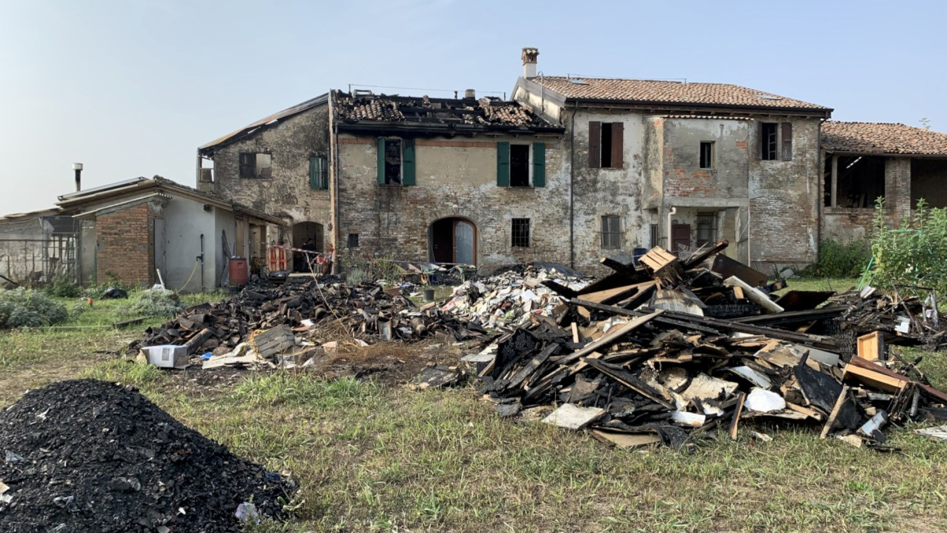 "Beni e ricordi bruciati in una notte". Il racconto dopo l'incendio della casa a Cadeo