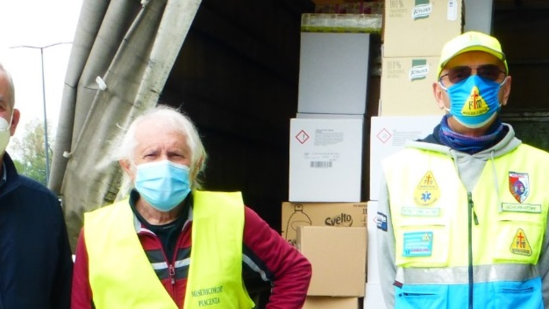 Dalla Misericordia alimenti e prodotti per l'igiene alle famiglie in difficoltà