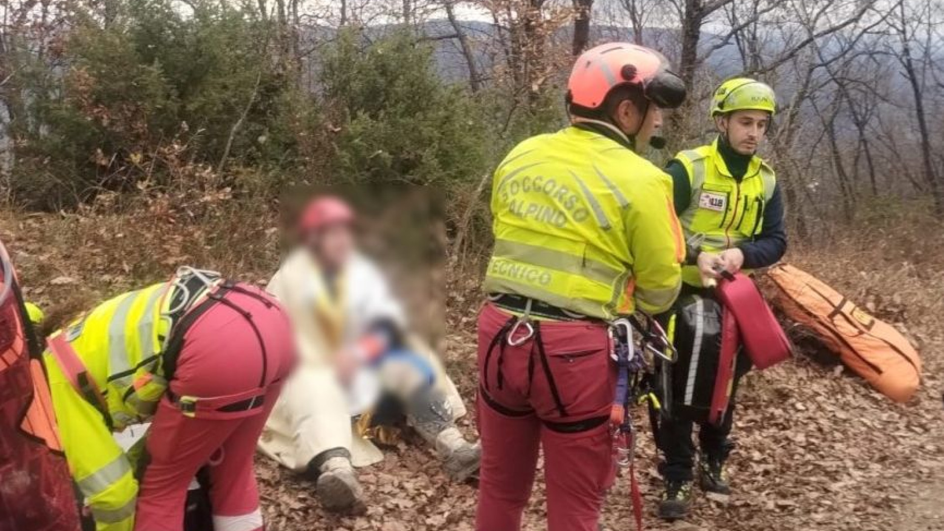 Endurista ferito sulla via del Sale recuperato da Soccorso Alpino e vigili del fuoco
