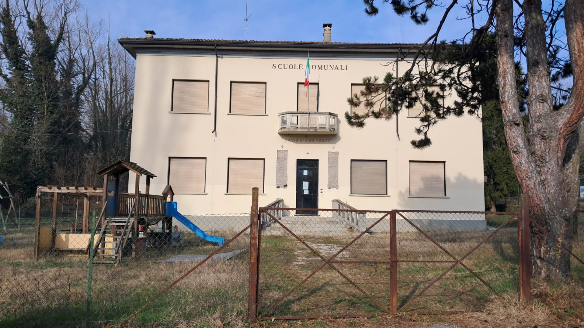 Prato Ottesola, stele dei caduti posizionate davanti alla scuola elementare