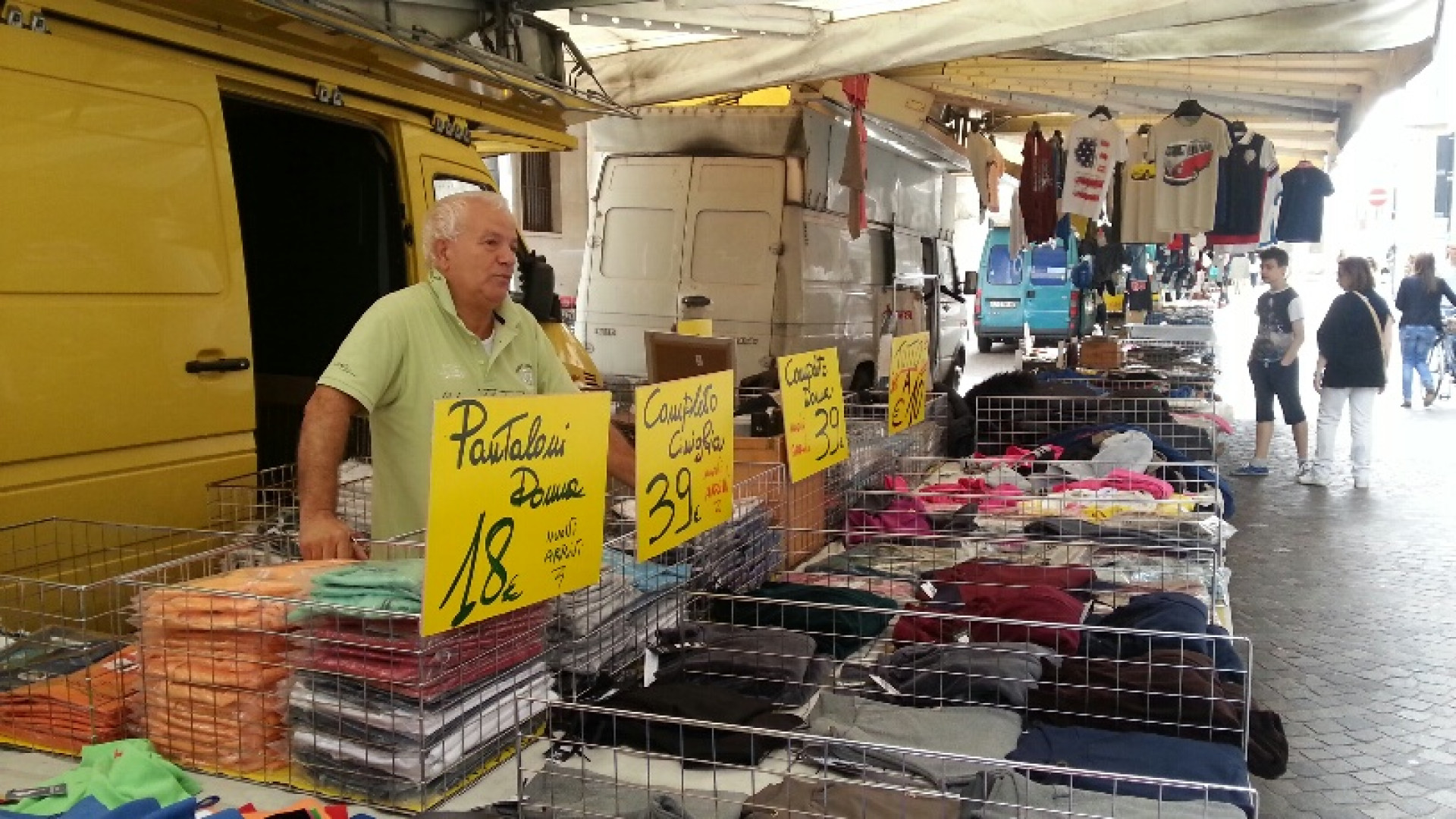 Ambulanti di via Sopramuro in piazza il sabato: "Risolveteci anche il mercoledì"