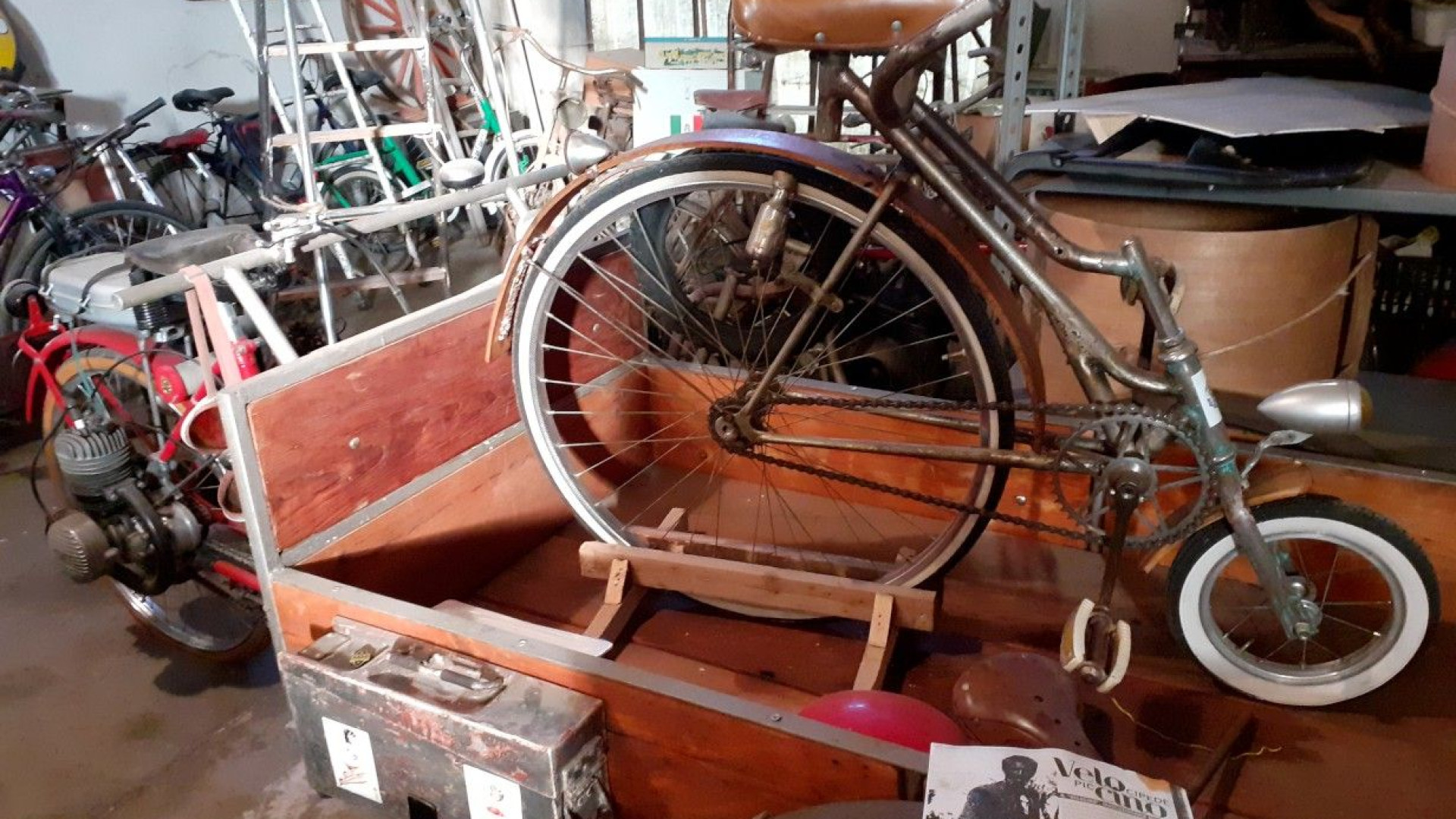 Santimento: biciclette e vecchi attrezzi restaurati nel museo di Roberto Colla