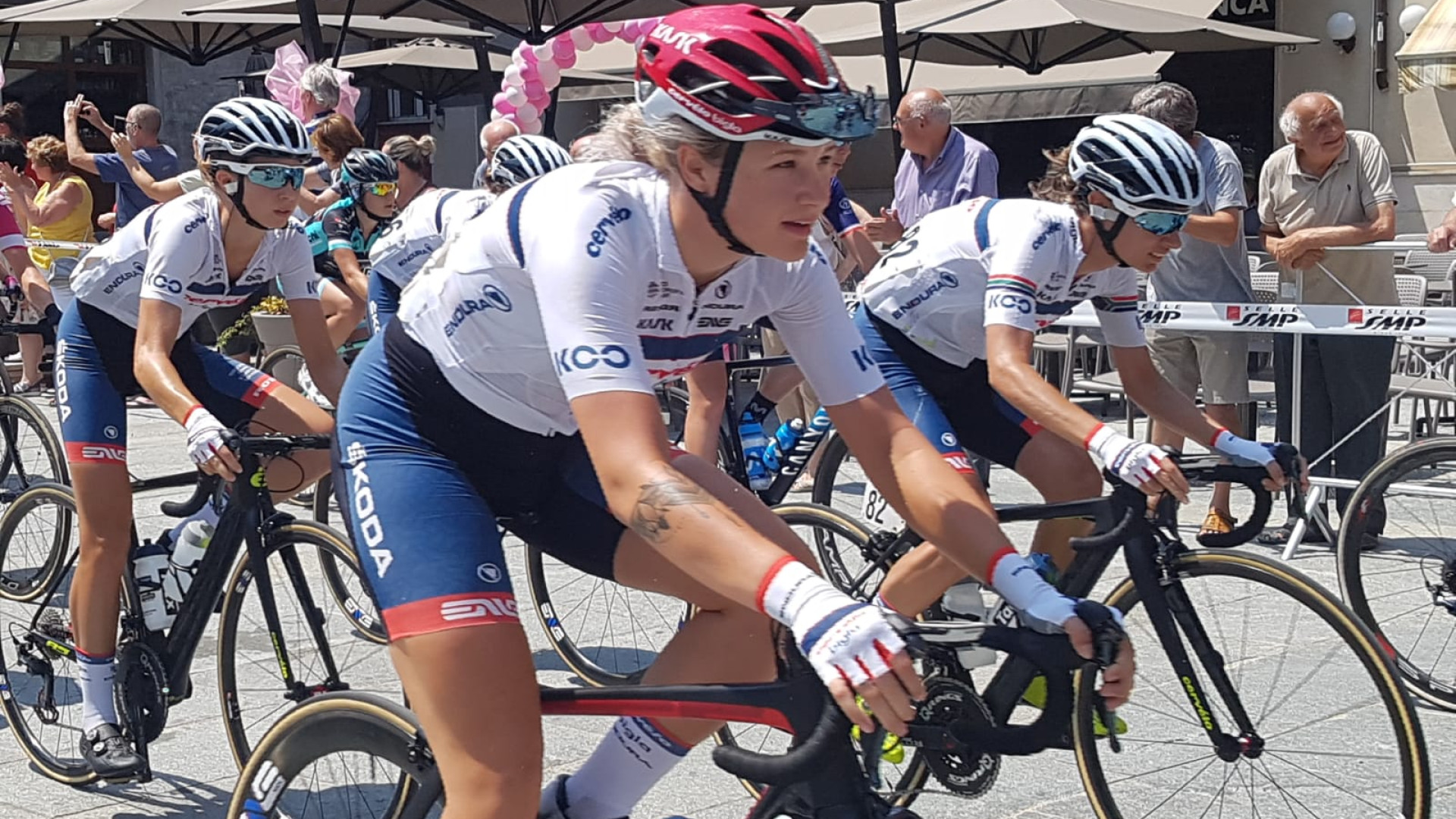 Giro Rosa 2018: volata a Piacenza, vince la belga D'Hoore. Problemi alla bici per Giorgia Bronzini