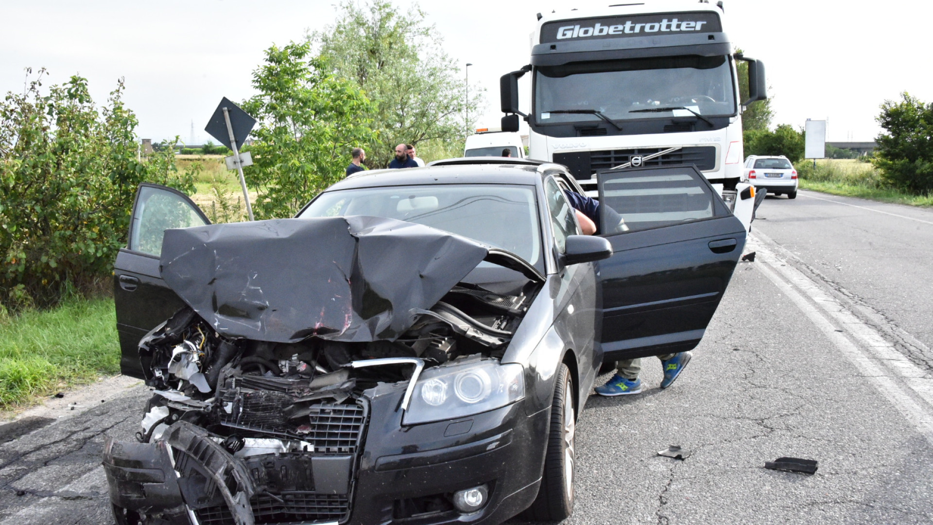 Autospurgo tampona auto che finisce contro pullman, 4 feriti