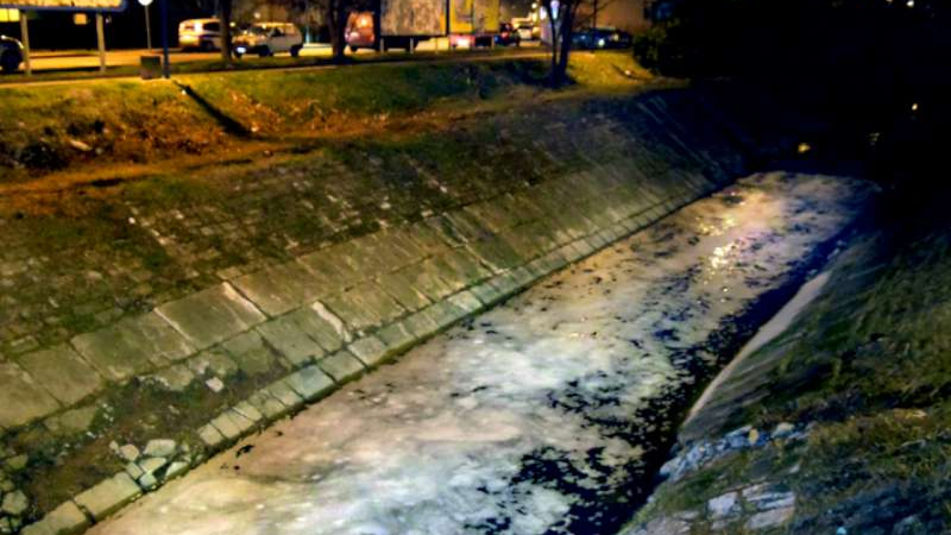 Schiuma bianca nel Canale della Fame. In corso le analisi di Arpa