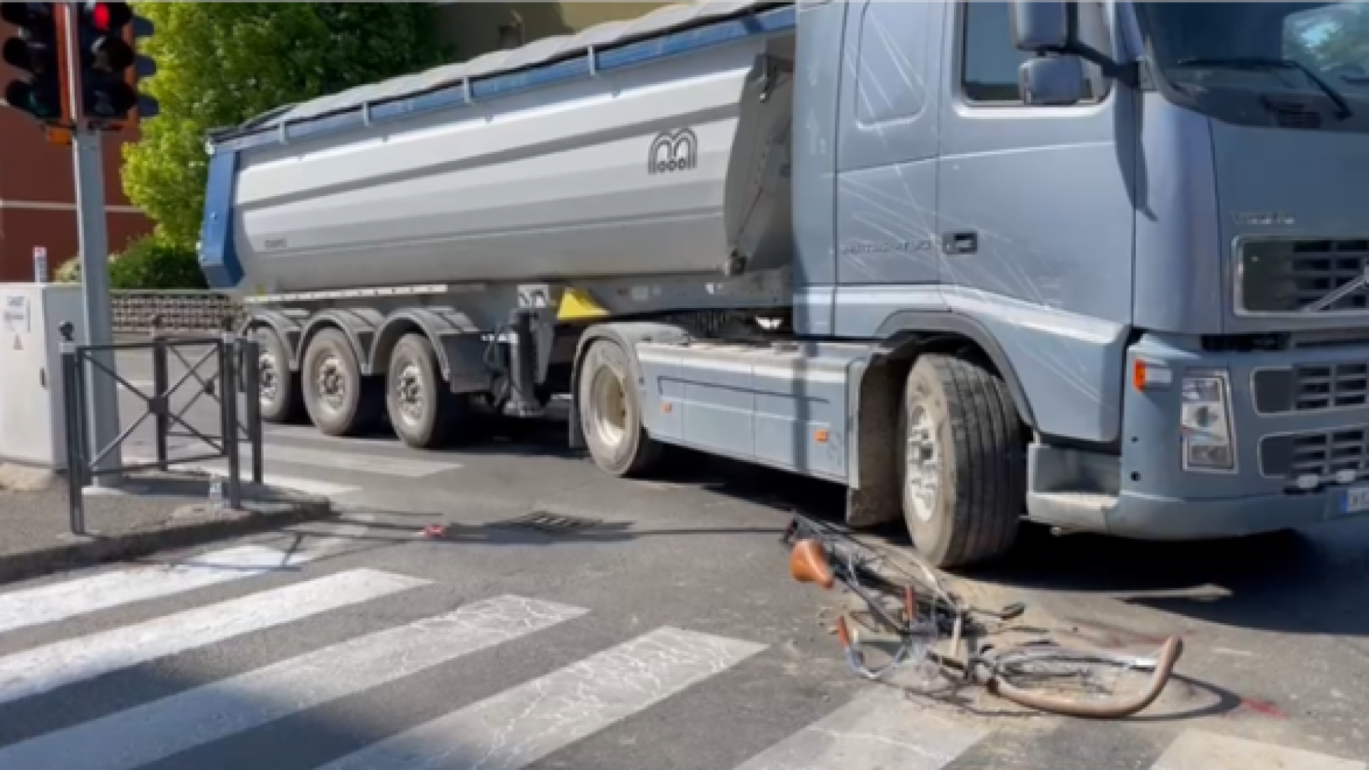 San Nicolò, travolte da un camion all'incrocio: due minorenni all'ospedale