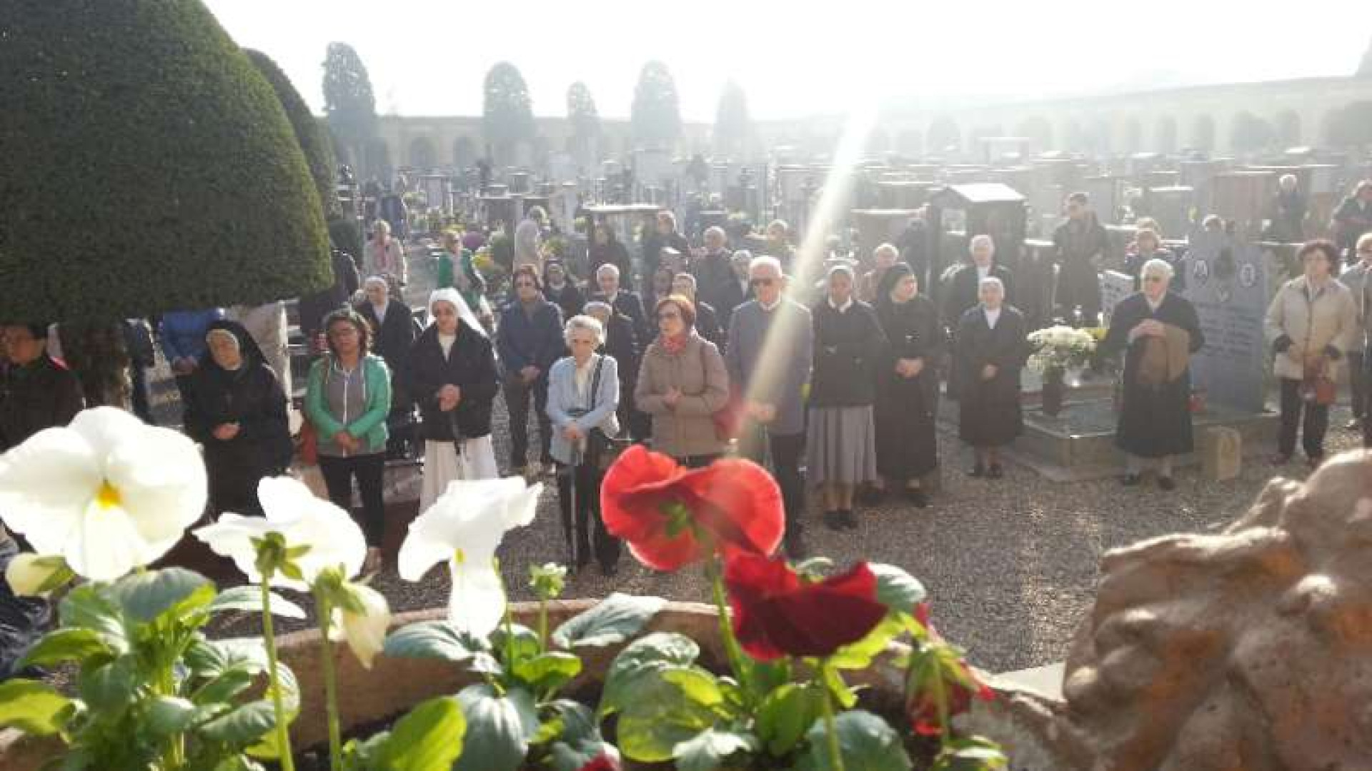 Festa dei Santi e dei defunti. Il vescovo: "Giorni di gioia e speranza"