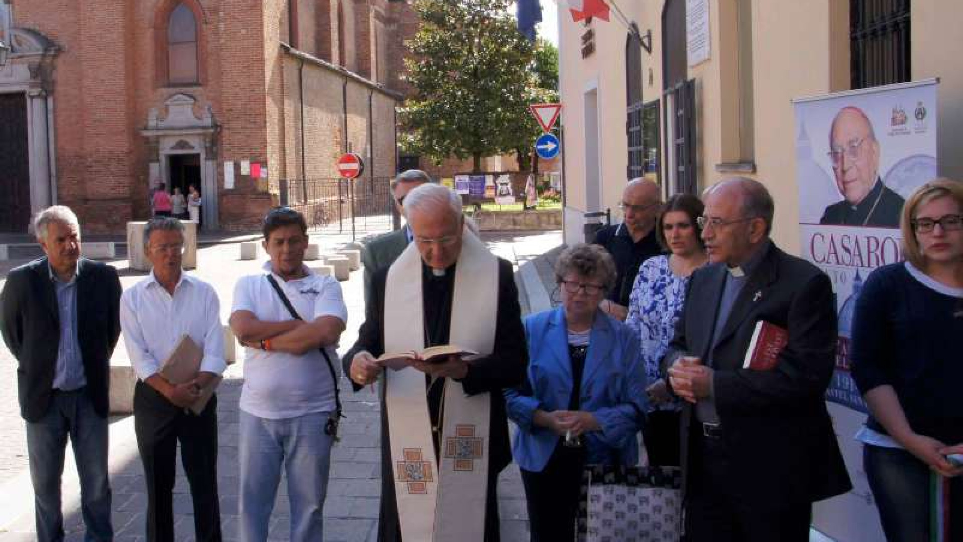 Mostra in ricordo del cardinale Casaroli. Taglio del nastro con l'arcivescovo Marini