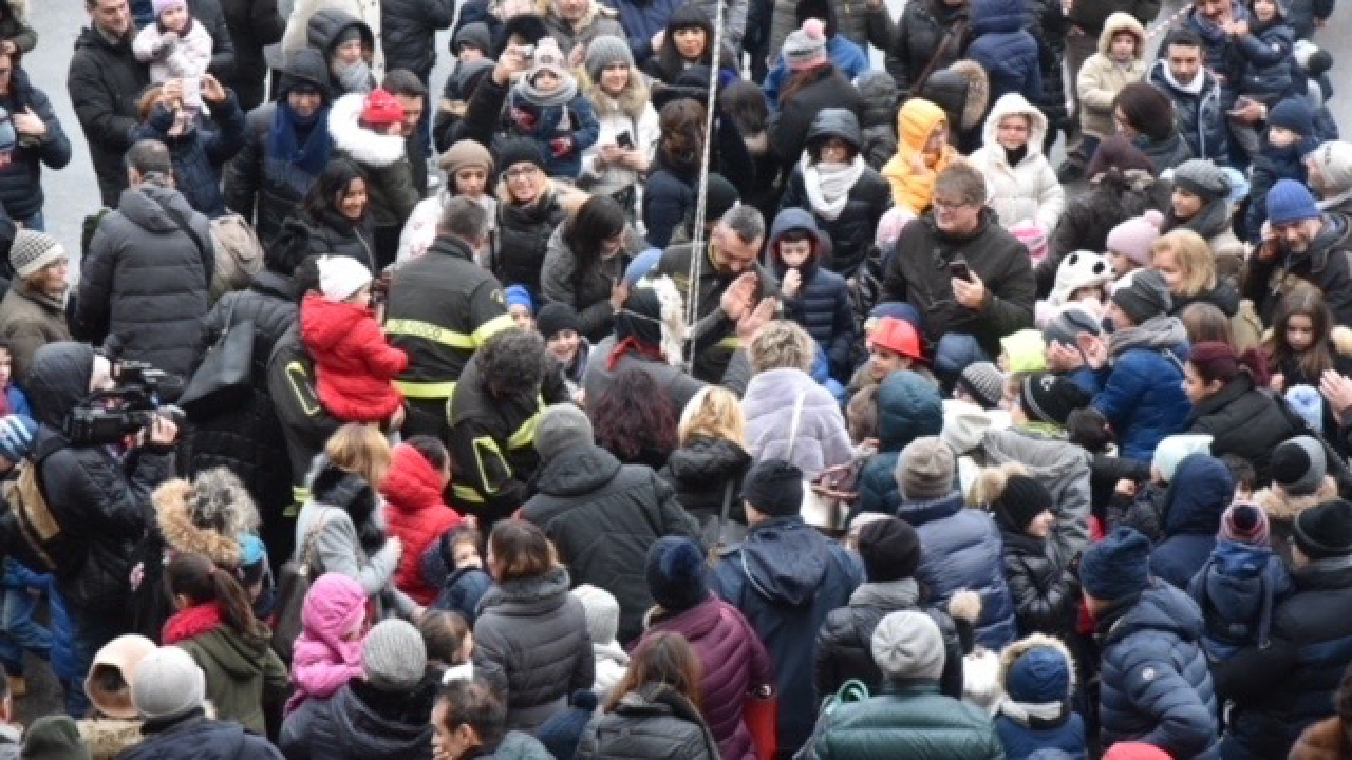 Grande festa per l'arrivo della befana dei vigili del fuoco. FOTO