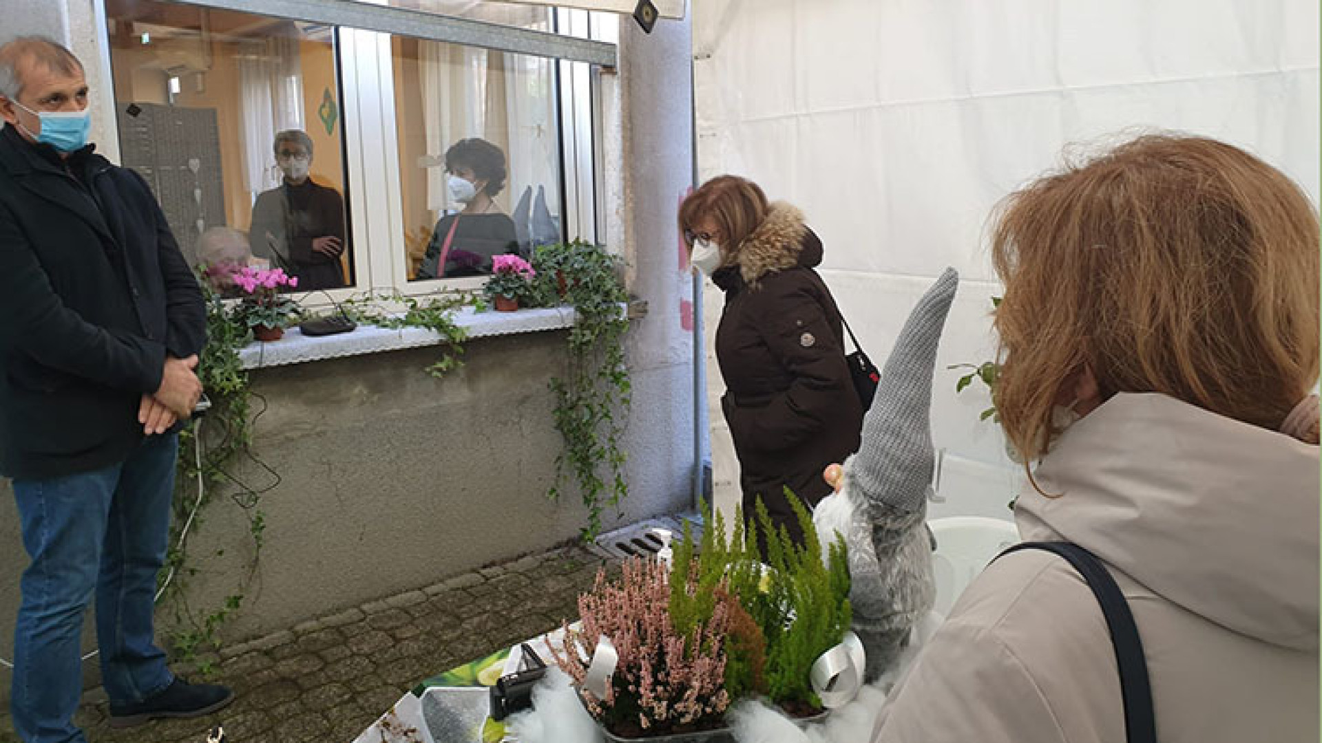 Borgonovo, ricostruito a tempo di record il gazebo sfondato dalla neve