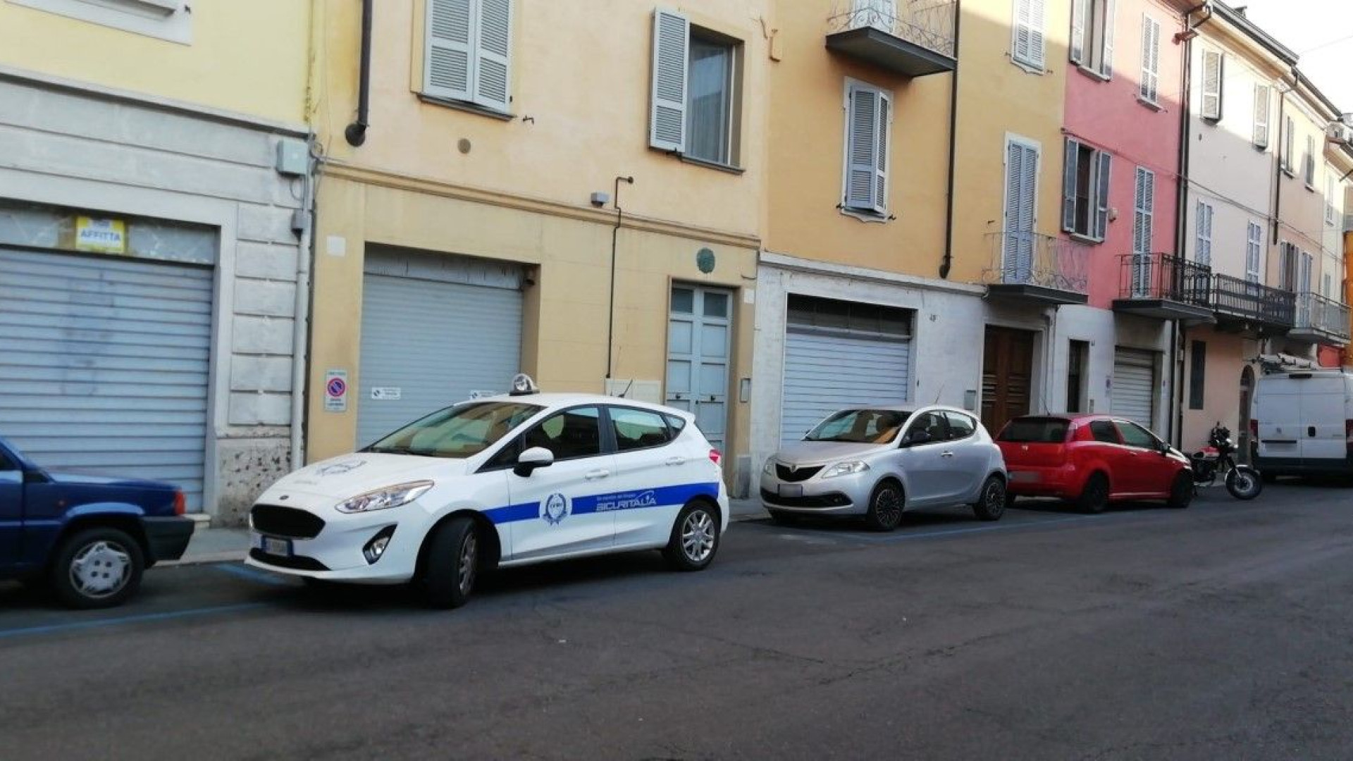 Panico e caldo: 5 persone bloccate nell'ascensore liberate dalle guardie giurate