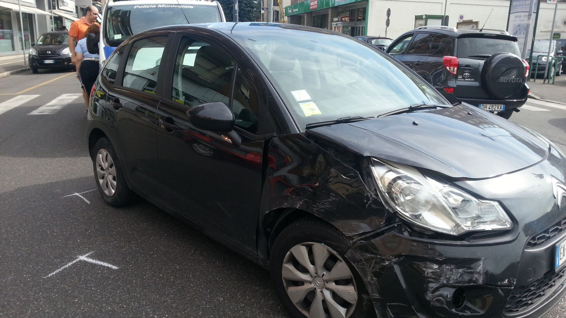Scontro tra due auto a barriera Genova, un ferito. Disagi al traffico