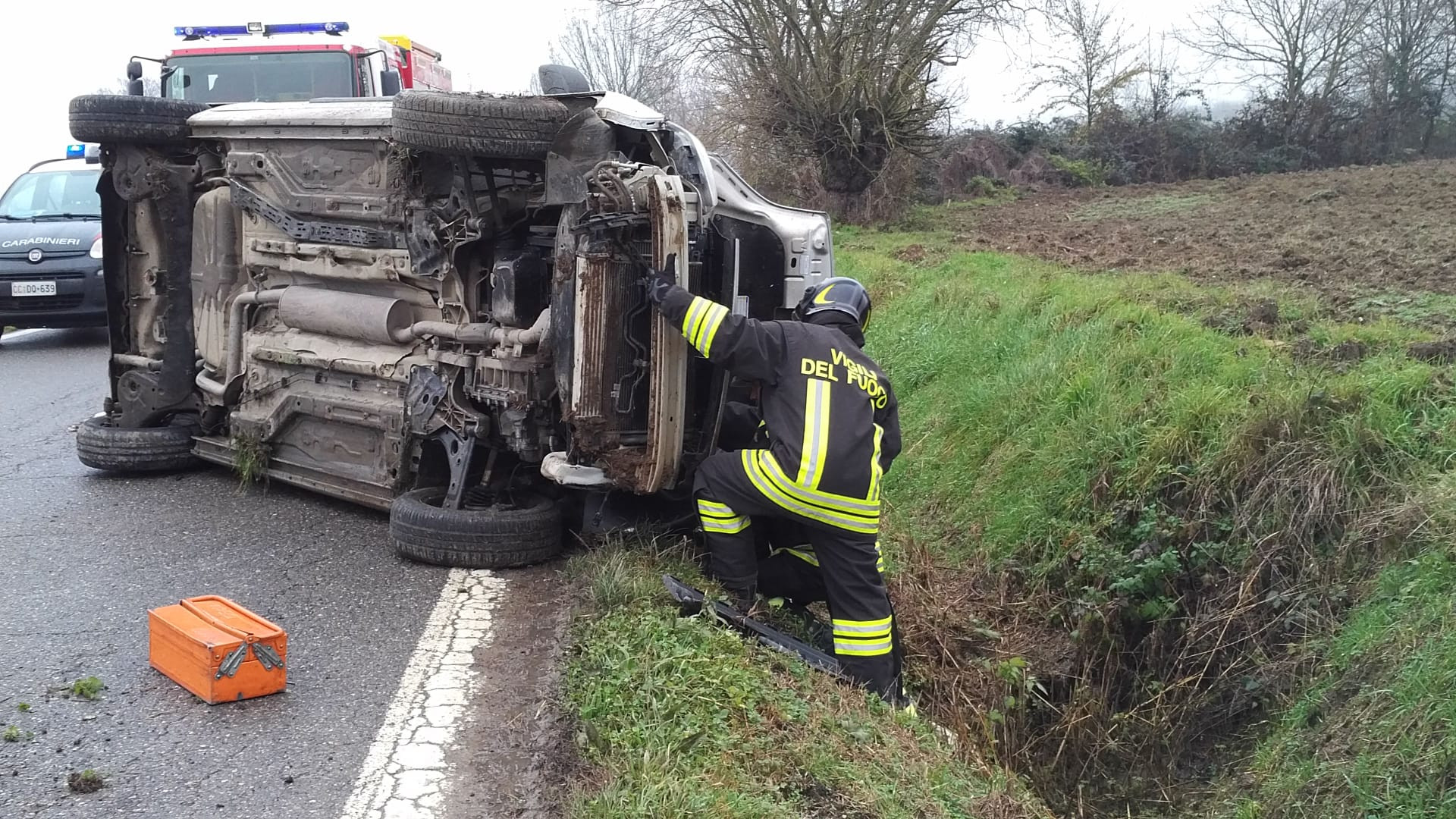 Perde il controllo e l'auto si ribalta sulla Provinciale. Conducente ferito