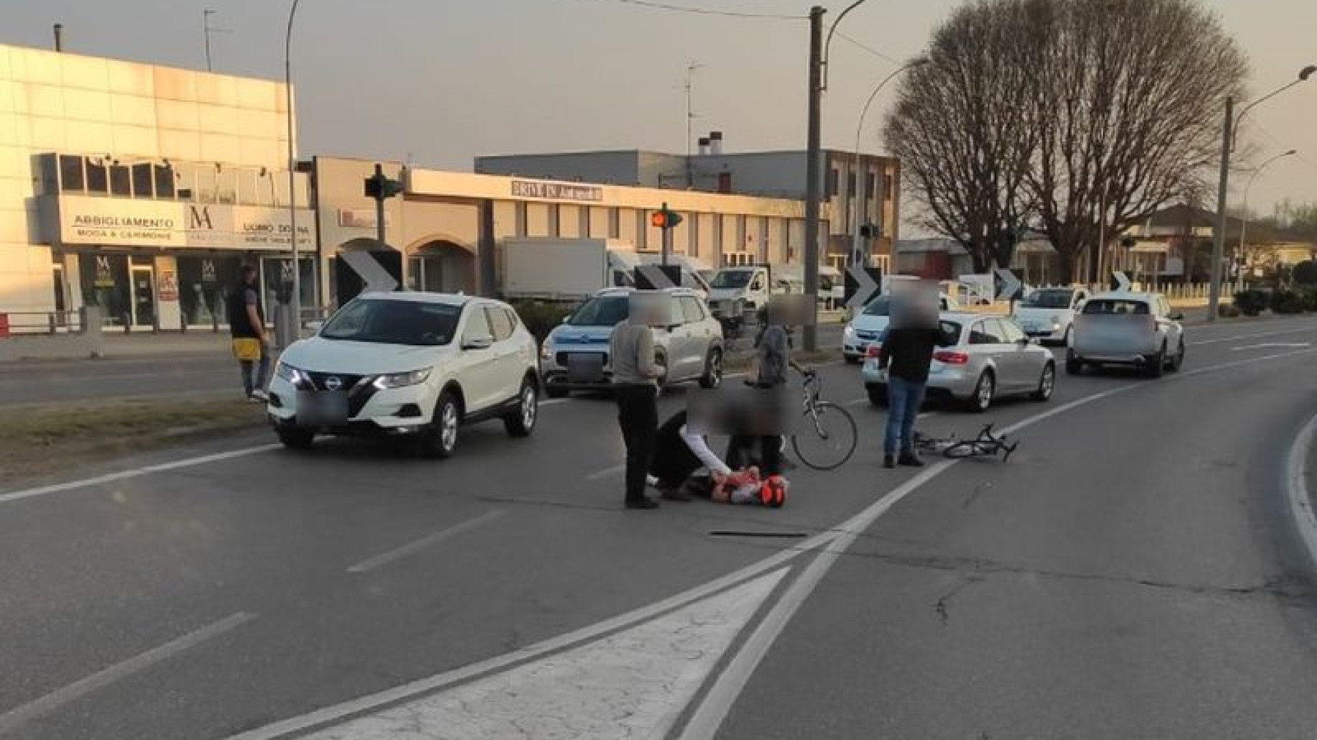 Auto contro bici a Castelvetro, ciclista a Parma in elicottero