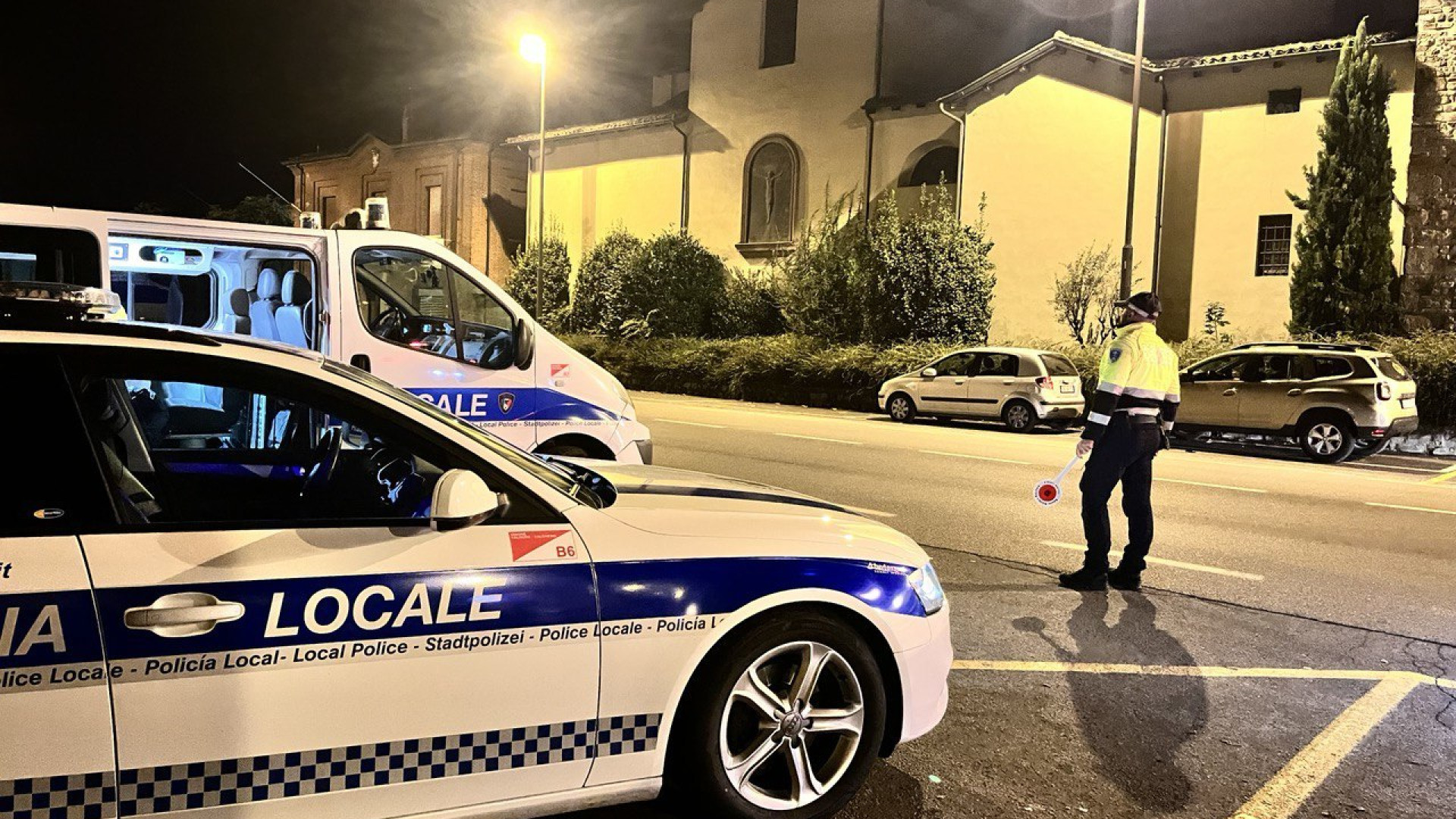 Alla guida con patente falsa, denunciato il conducente: sanzione di 5mila euro