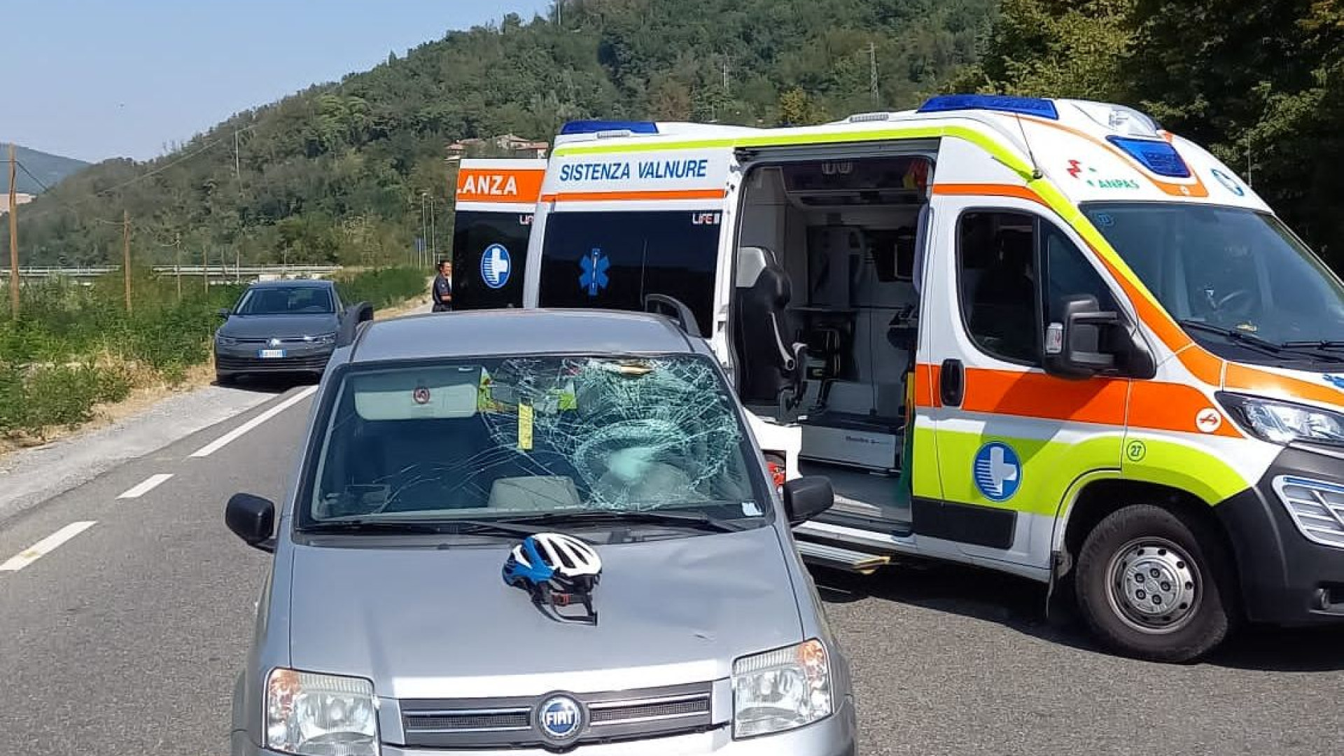 Anziano in bicicletta investito sulla provinciale all'altezza di Biana. E' grave