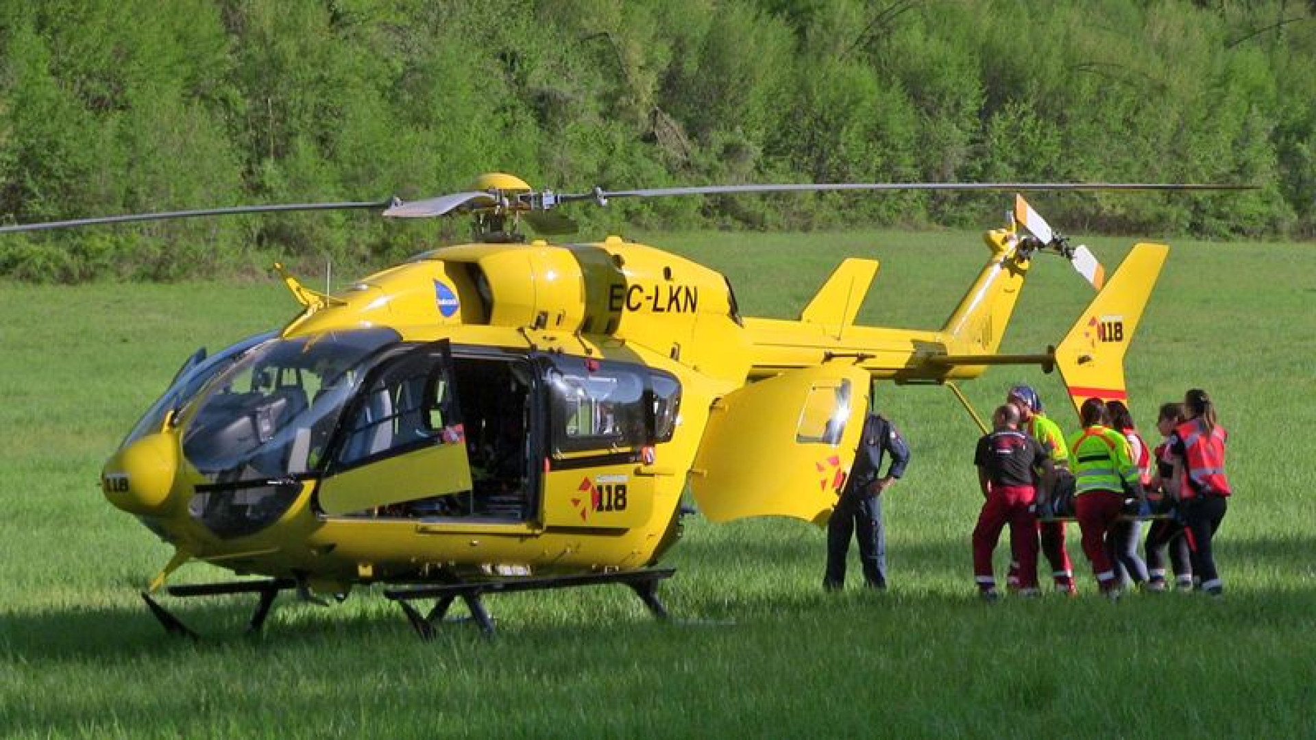 Schianto in moto, perde il casco dopo la caduta: arriva l'elisoccorso