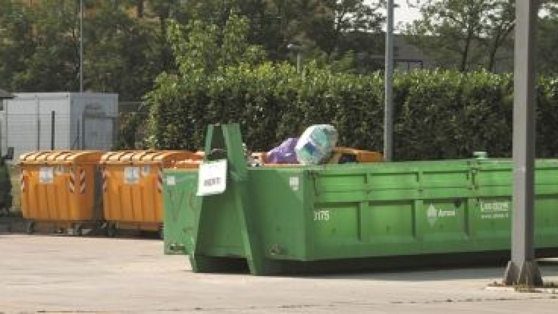 Colti sul fatto mentre rubano in discarica, tre arresti