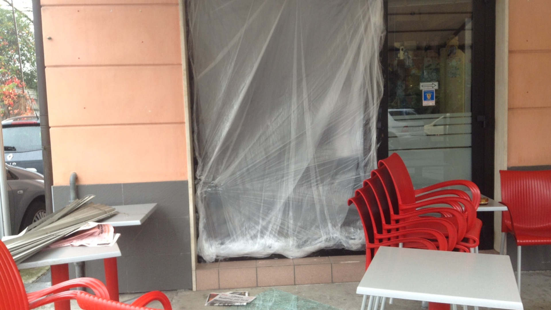 Spaccata con un tombino in un bar di via Boselli: razzia di videopoker