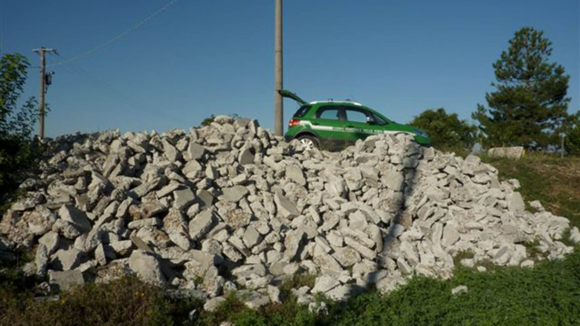Discarica abusiva a Ponte Tidone, Forestale trova i colpevoli: multa di 6.500 euro