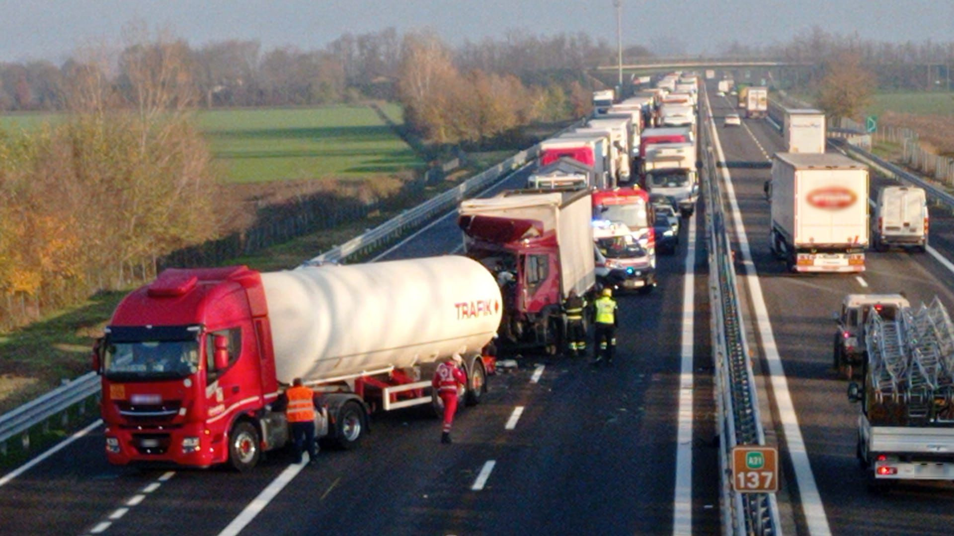 Tamponamento tra camion, A21 in tilt all'altezza di Sarmato: autista incastrato