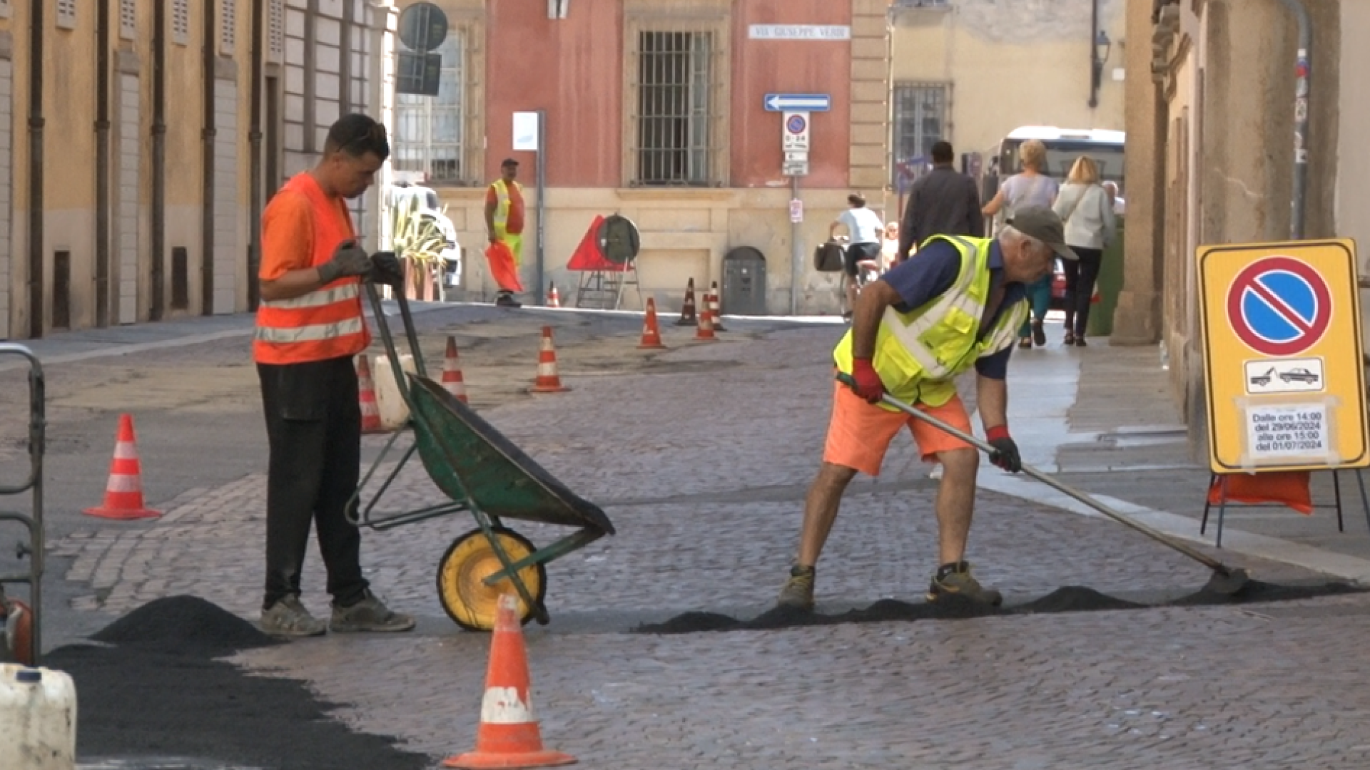 Per il Tour partito il rattoppo di via Giordani: a luglio verrà ripristinato il porfido