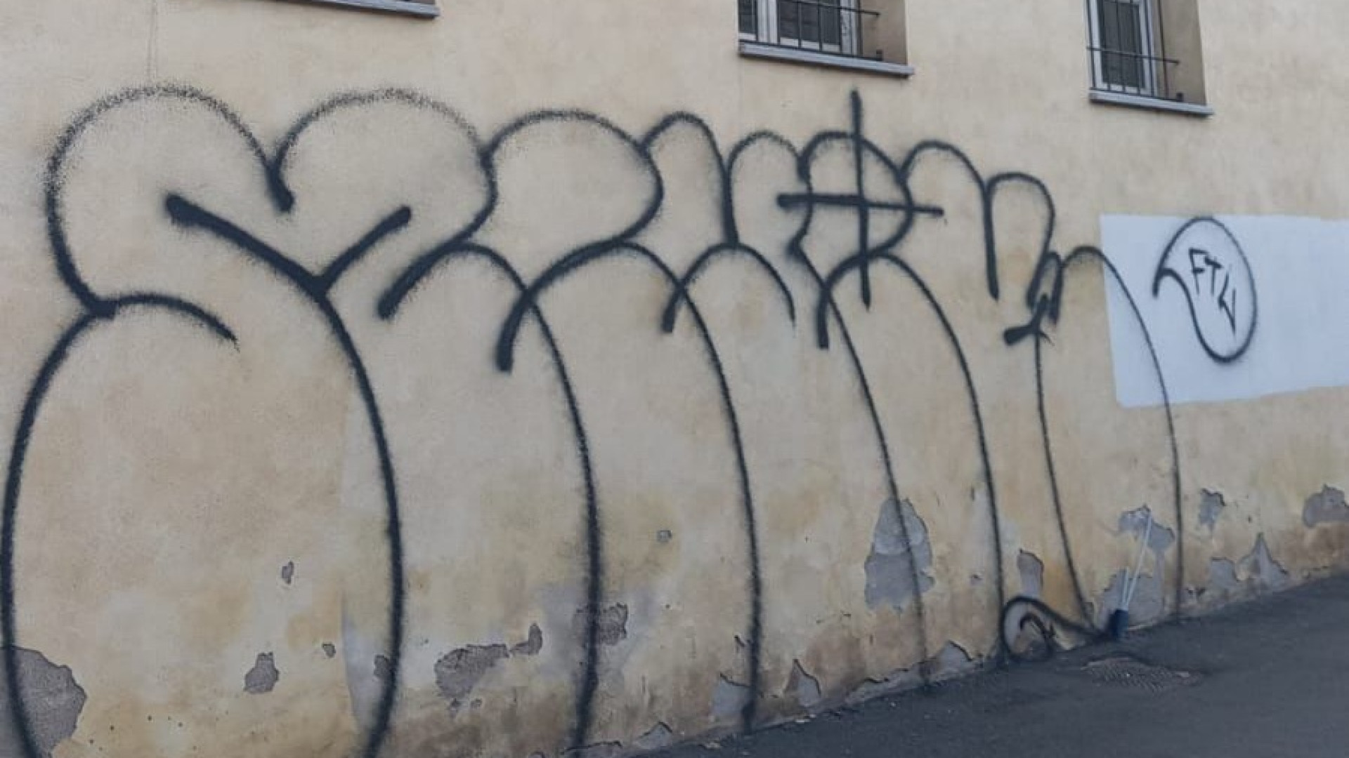 Edifici imbrattati, gruppo di "writers" in azione nella notte: accertamenti in corso