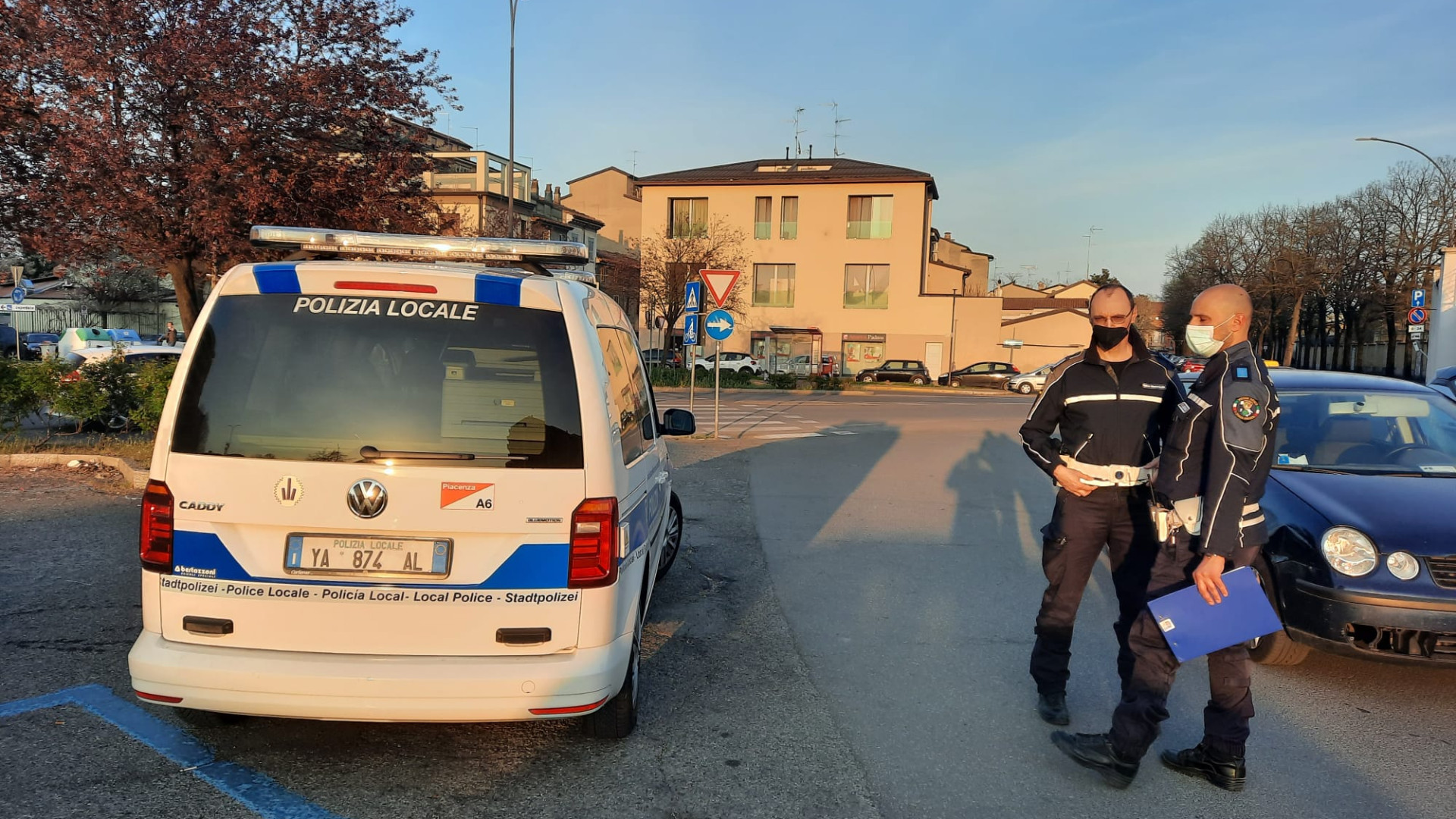 Rovinosa caduta in monopattino, donna di 41 anni a Parma in elicottero