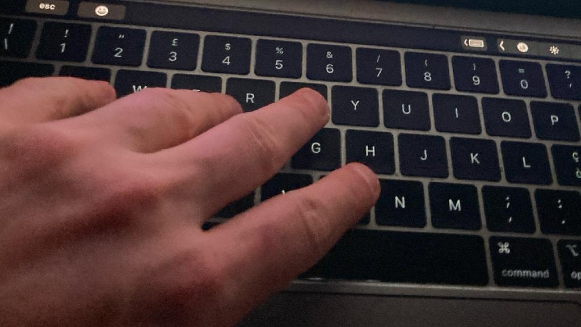 "Sto morendo, voglio lasciarti 900mila euro dalla Francia". Ma è una truffa da Napoli