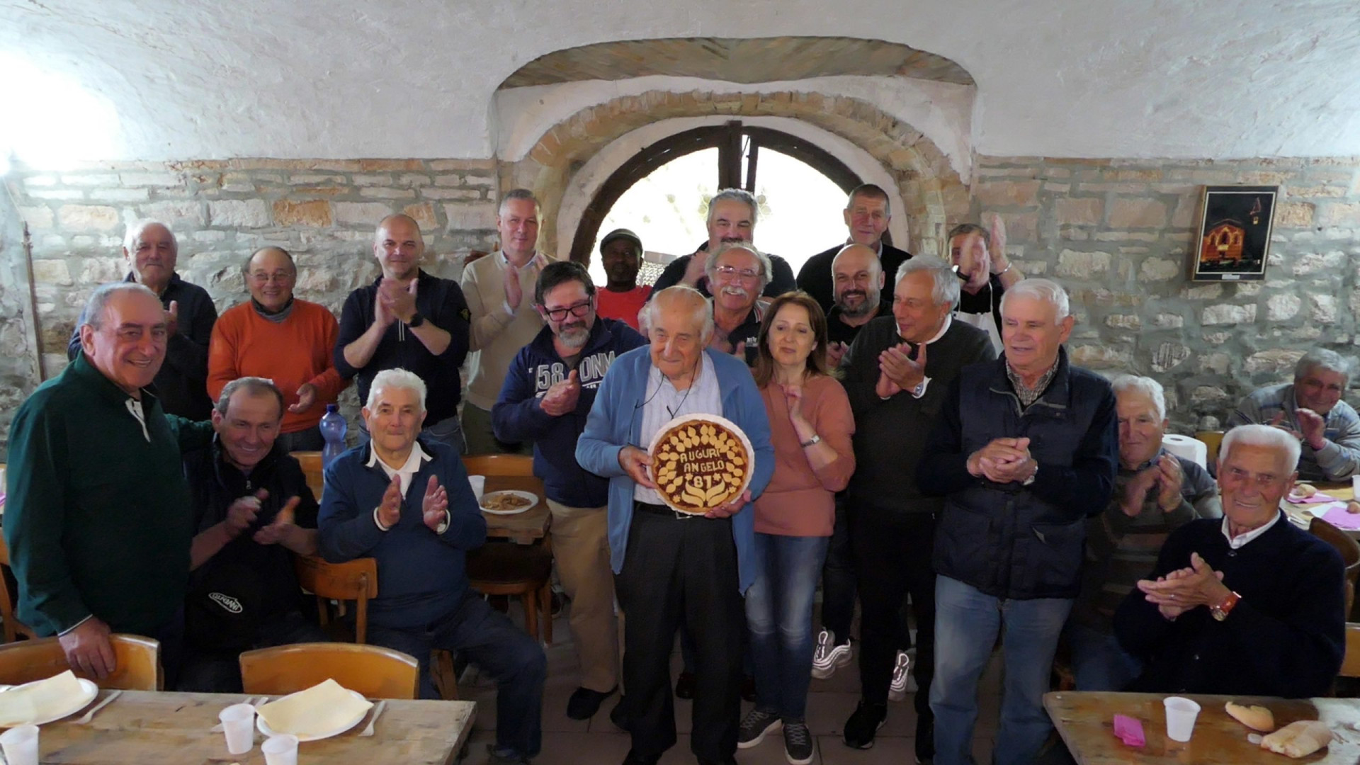 Festa per gli 87 anni di "Angelo del Guadà", storico ristoratore di Piozzano
