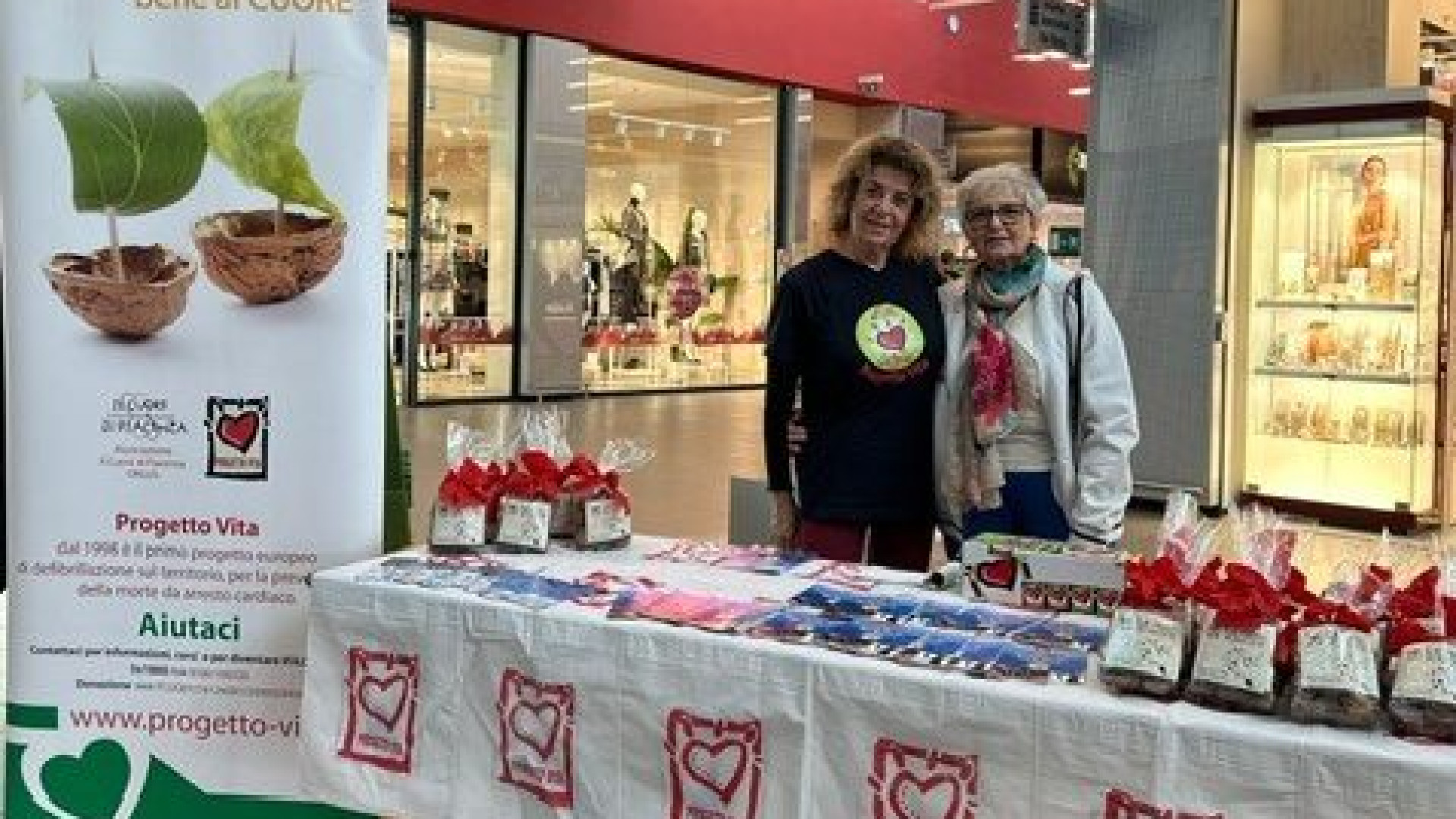 "Le noci del cuore". I volontari di Progetto Vita al centro commerciale Gotico