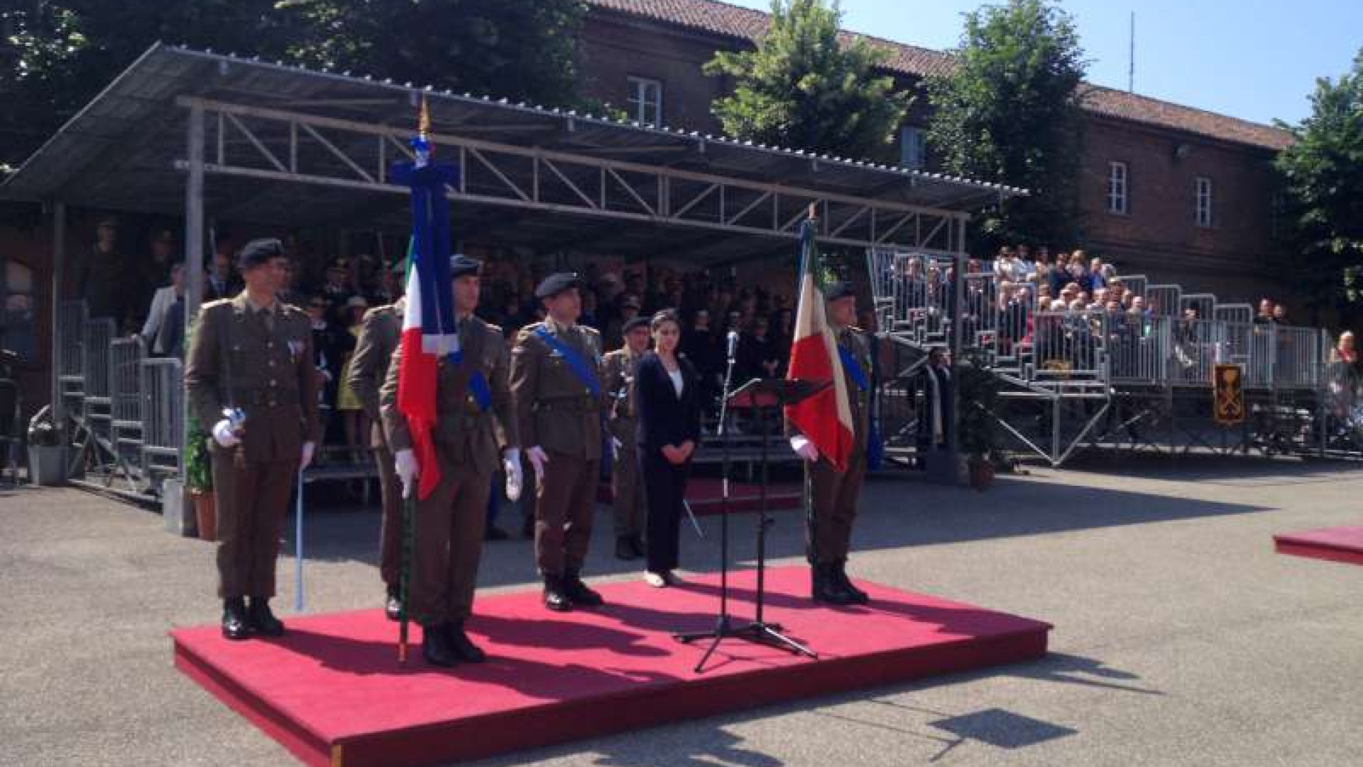 Pontieri, cambia la bandiera di guerra. Cerimonia solenne
