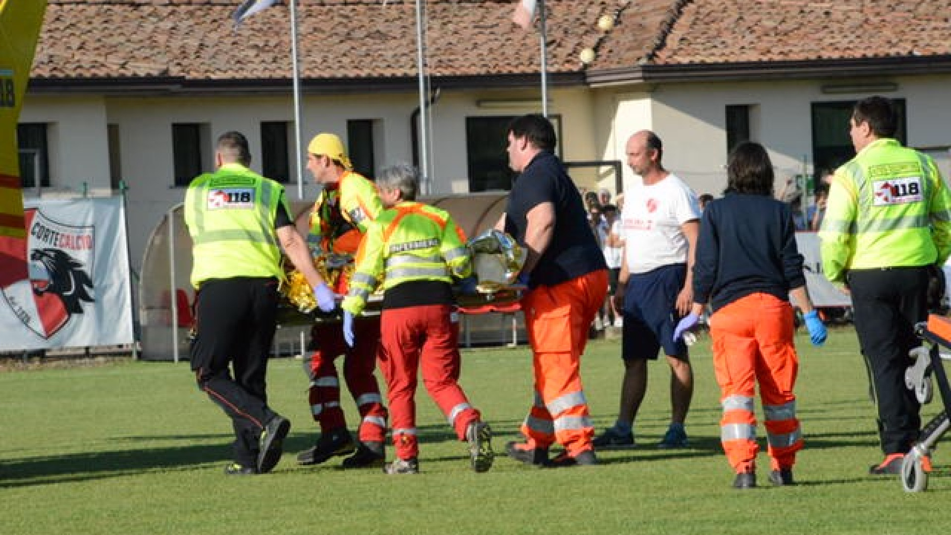 Batte il capo e sviene: giovane calciatore rianimato dall'arbitro