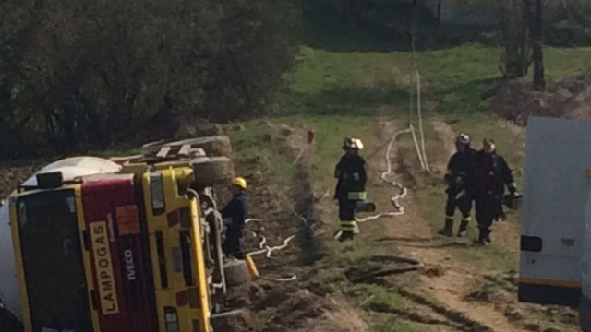 Cisterna ribaltata, recupero gas impossibile: gpl dato alle fiamme