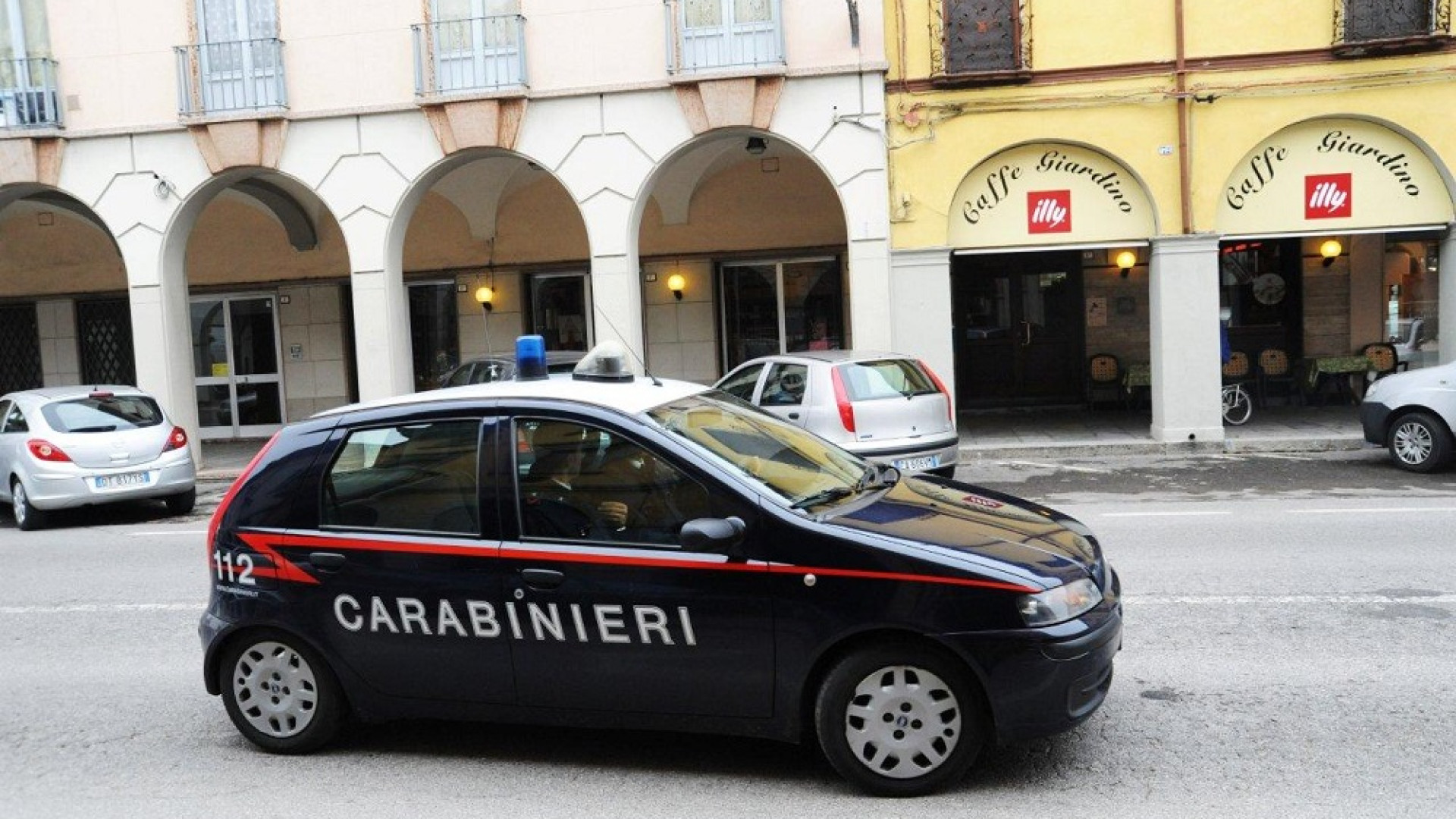 Sorpresi mente rubano fusti di birra in un'azienda, arrestati due giovani
