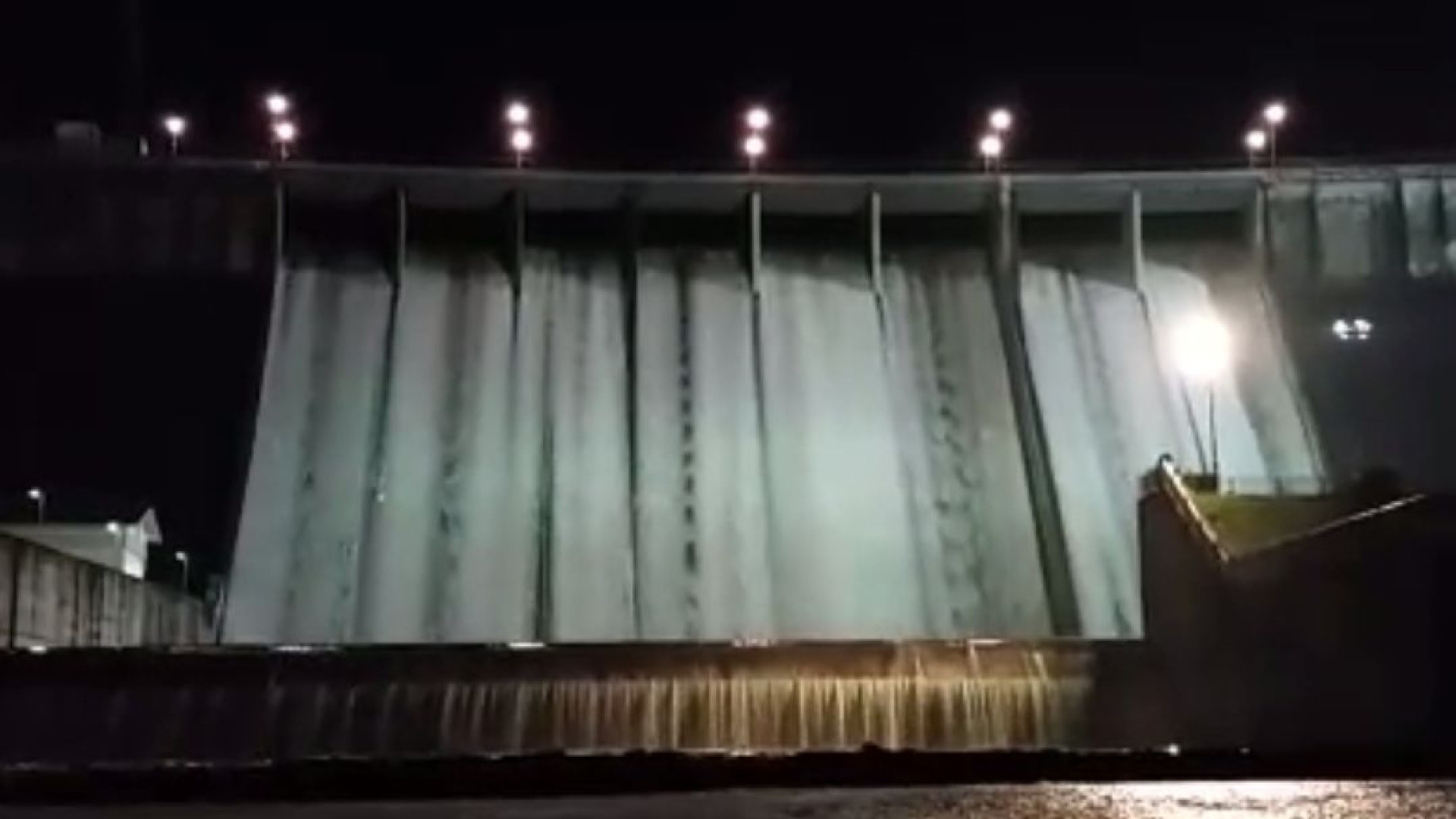 Diga di Mignano, l'acqua tracima: spettacolo notturno IL VIDEO