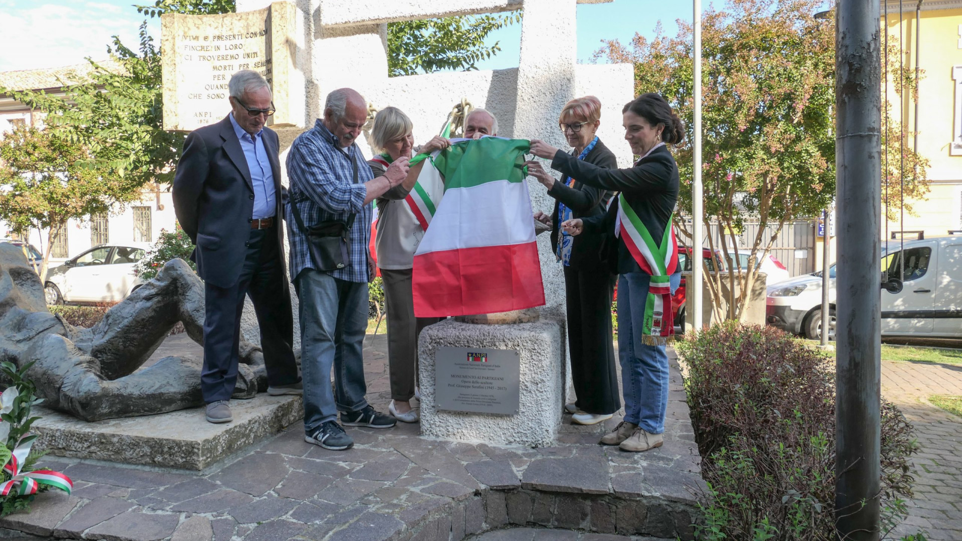 Castello, una targa in ricordo di Giuseppe Serafini a lato del monumento ai caduti