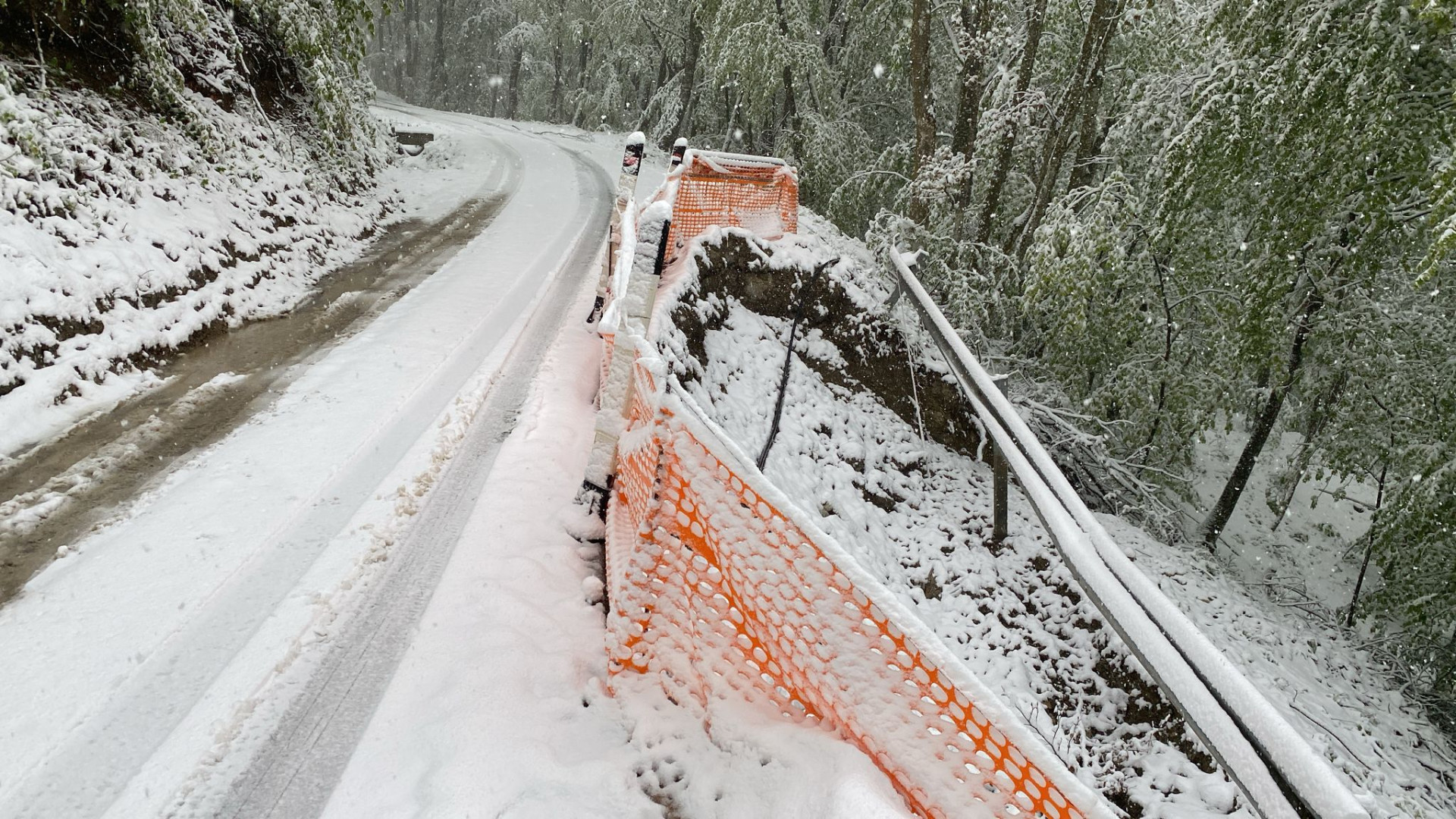 Neve e vento: allerta arancione in montagna, rischio frane e piene di fiumi